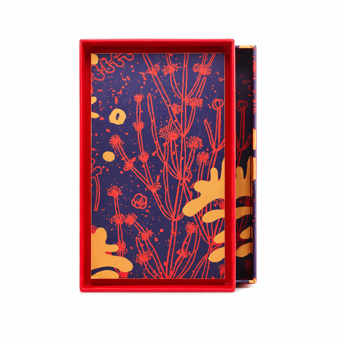 Coffret de Khalil de Noème Paris ouvert, intérieur bleu nuit illustré de tiges rouges et de formes dorées, sur fond blanc.