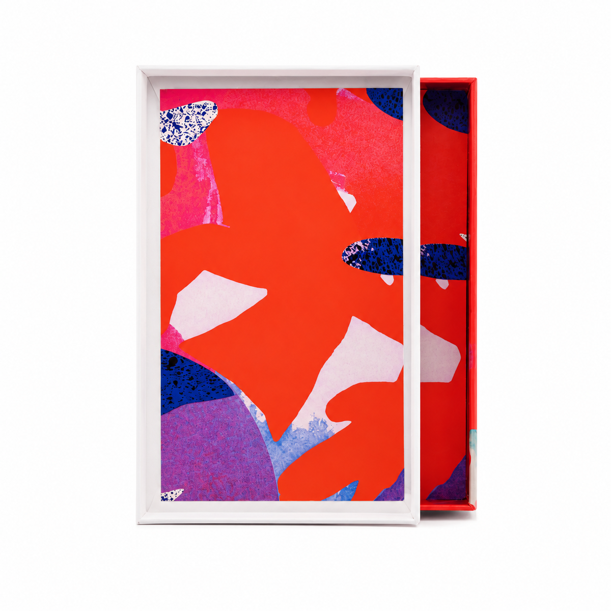 Coffret de Rouge de Rouge de Noème Paris ouvert, intérieur illustré de formes rouges, roses et bleues, sur fond blanc.