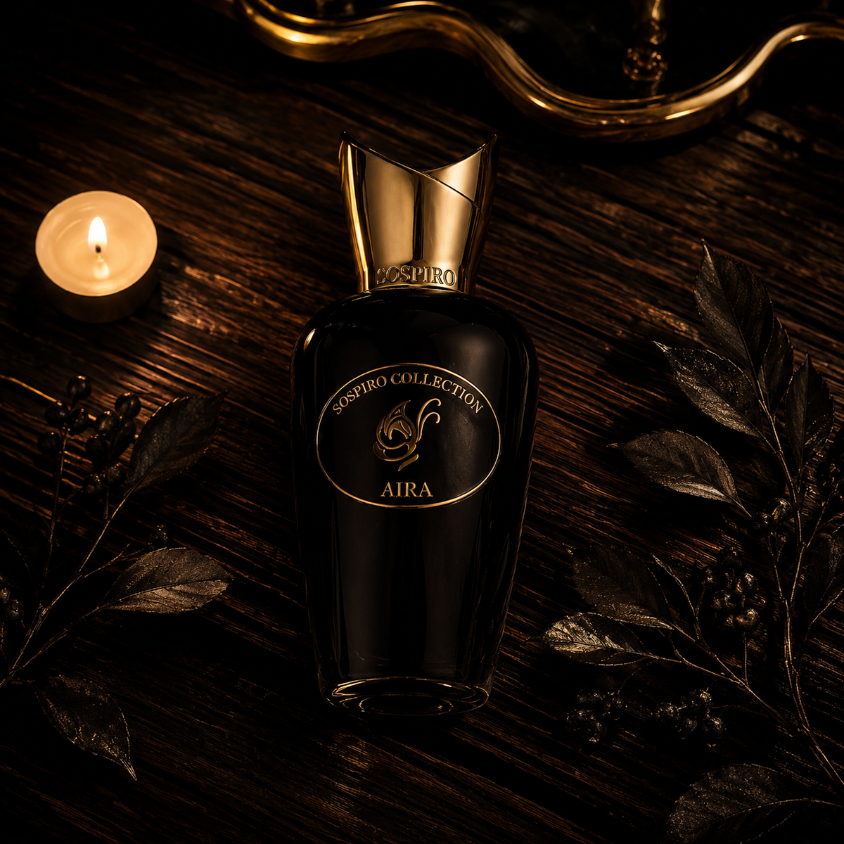 Aira de Sospiro, eau de parfum 75 ml, flacon en mise en scène sur un bois sombre à la lueur d'une bougie.