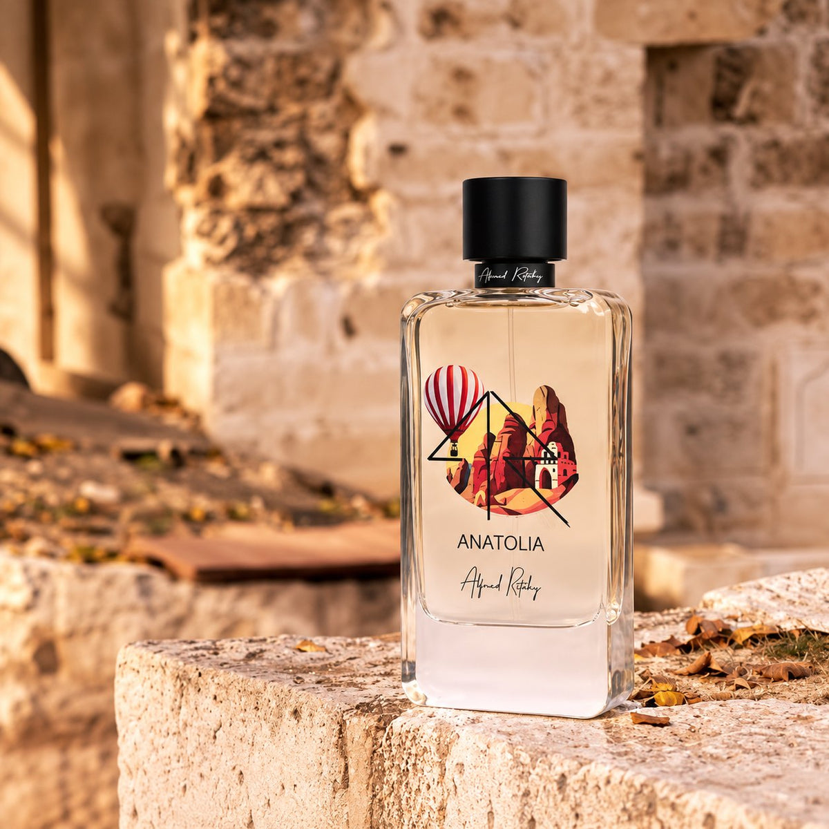 Anatolia d'Alfred Ritchy, eau de parfum 100 ml, flacon posé sur un muret de pierre au soleil couchant.