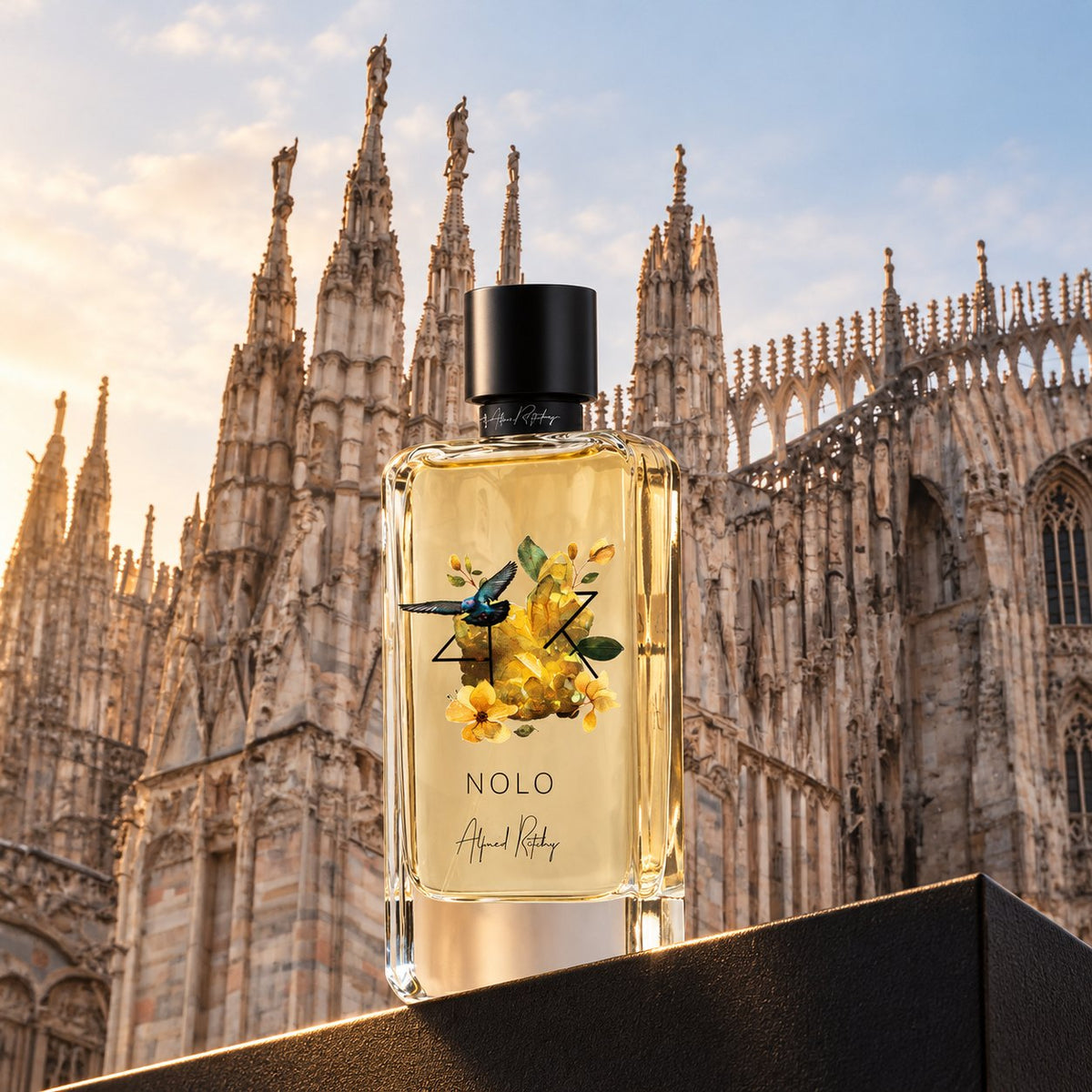 Nolo d'Alfred Ritchy, eau de parfum 100 ml, flacon devant le Duomo de Milan à la lumière du matin.