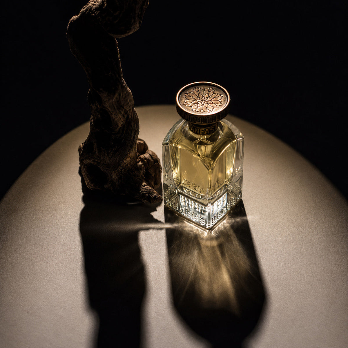 Watan Gold d'Anfas, eau de parfum 75 ml, visuel artistique de la maison.