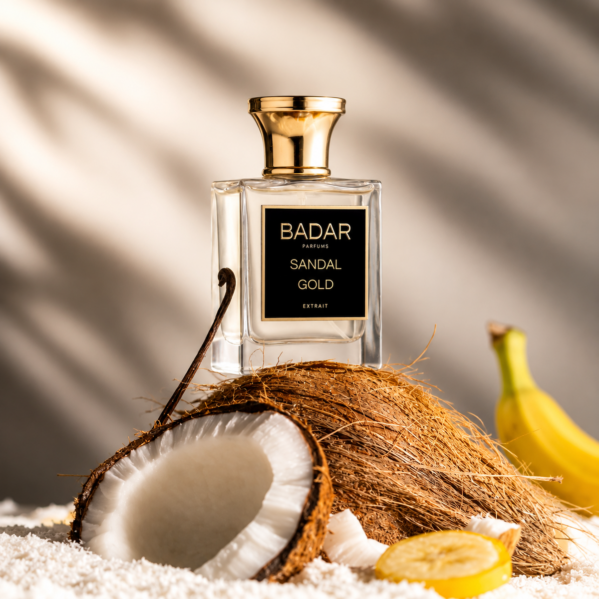 Sandal Gold de Badar, extrait de parfum 50 ml, mise en scène évoquant le banana bread et la noix de coco.