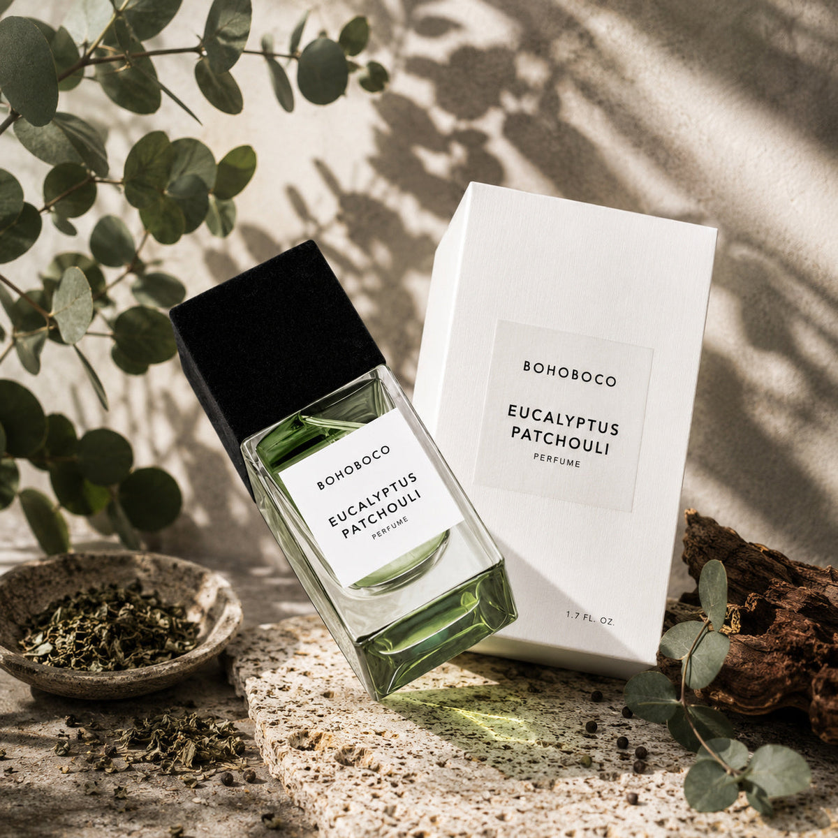 Eucalyptus Patchouli de Bohoboco, mise en scène artistique du flacon d'eau de parfum.
