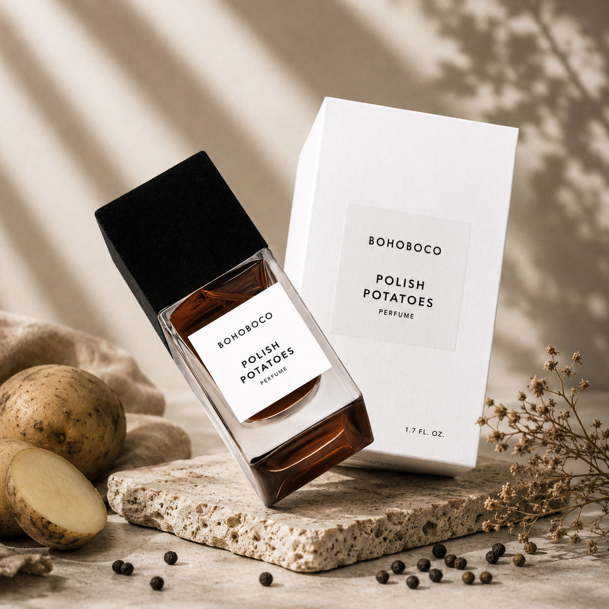 Polish Potatoes de Bohoboco, mise en scène artistique du flacon d'eau de parfum.