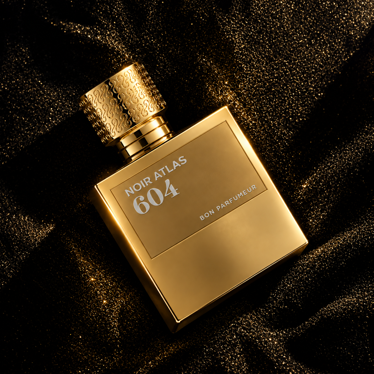 Élixir de parfum 604 Noir Atlas de Bon Parfumeur, mise en scène boisée sur fond noir