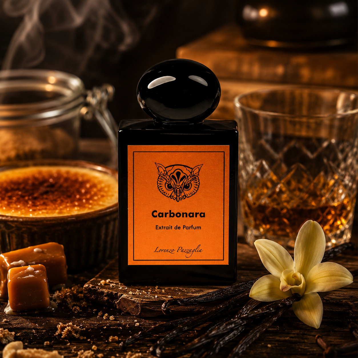 Carbonara de Lorenzo Pazzaglia, extrait de parfum 50 ml, flacon en ambiance gourmande avec crème brûlée, vanille, caramel et verre de whisky.