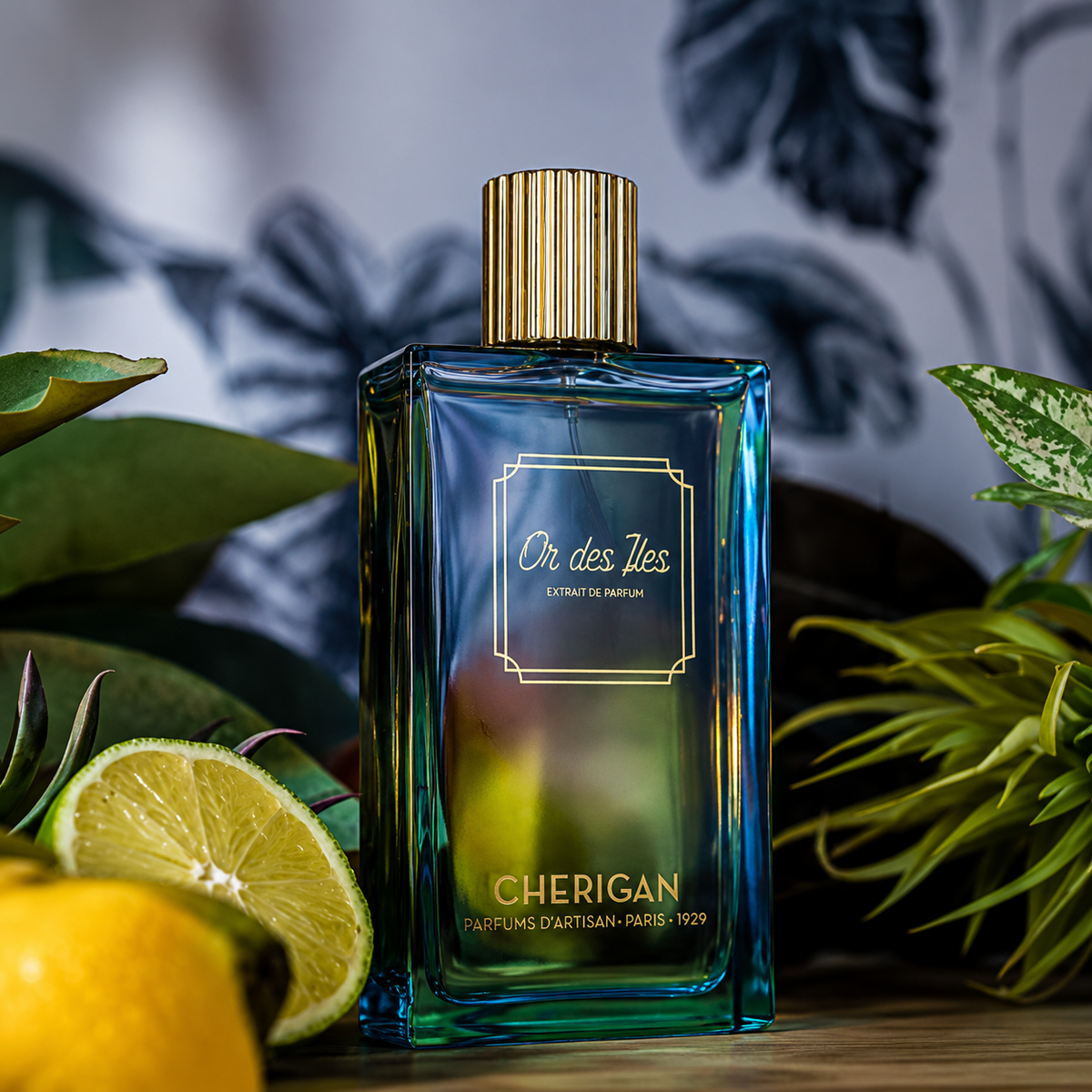 Or des Îles de Cherigan, extrait de parfum, mise en scène dans un décor tropical avec agrumes et végétation luxuriante.