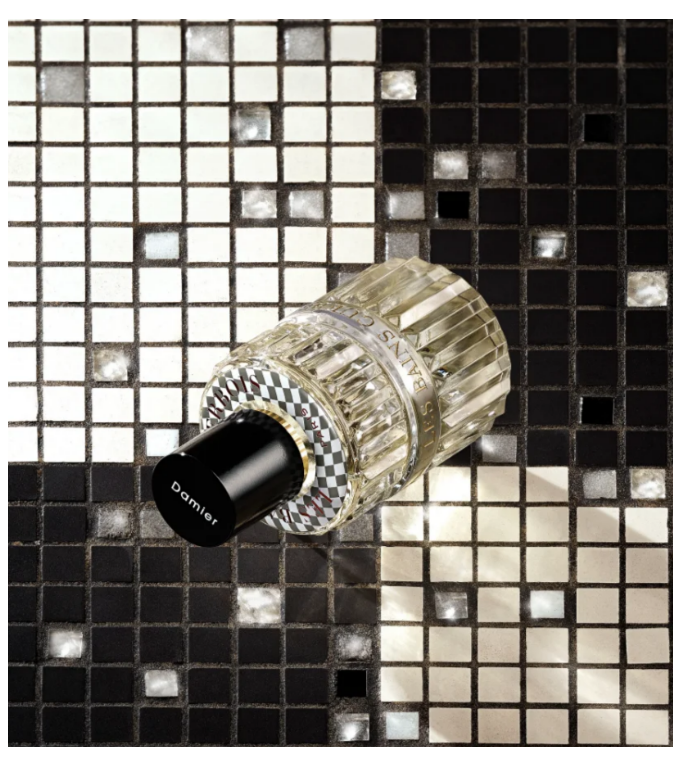 Damier de Les Bains Guerbois, flacon vu de trois quarts
