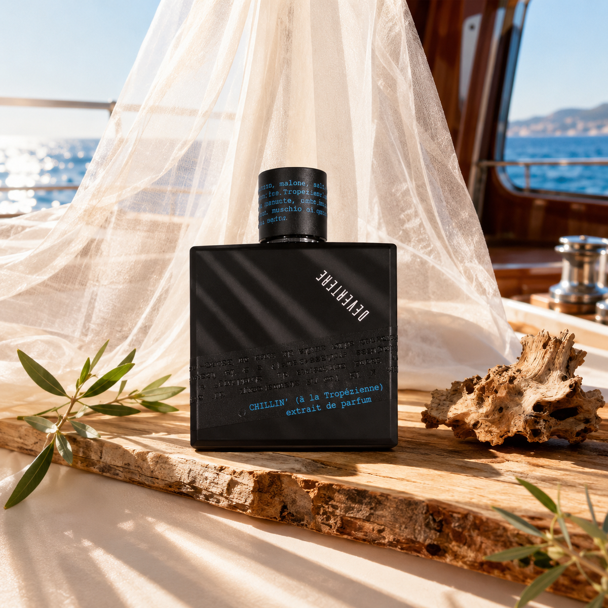 Chillin' À la Tropézienne de Devertere, extrait de parfum 75 ml, flacon en mise en scène sur un yacht au soleil.