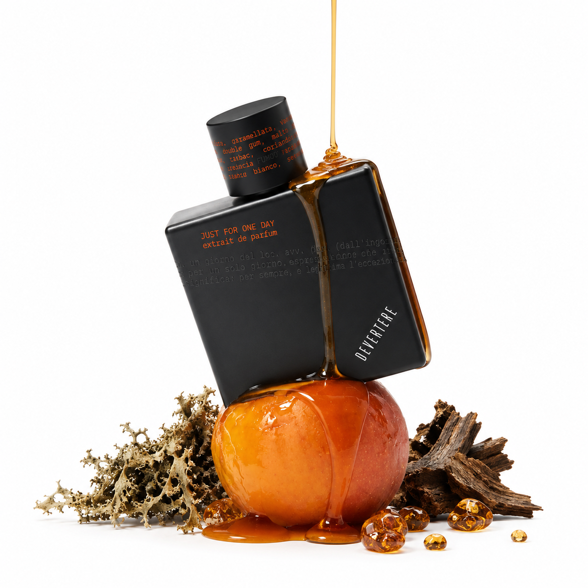 Just For One Day de Devertere, extrait de parfum 75 ml, flacon en mise en scène avec pomme caramélisée et mousse de chêne.