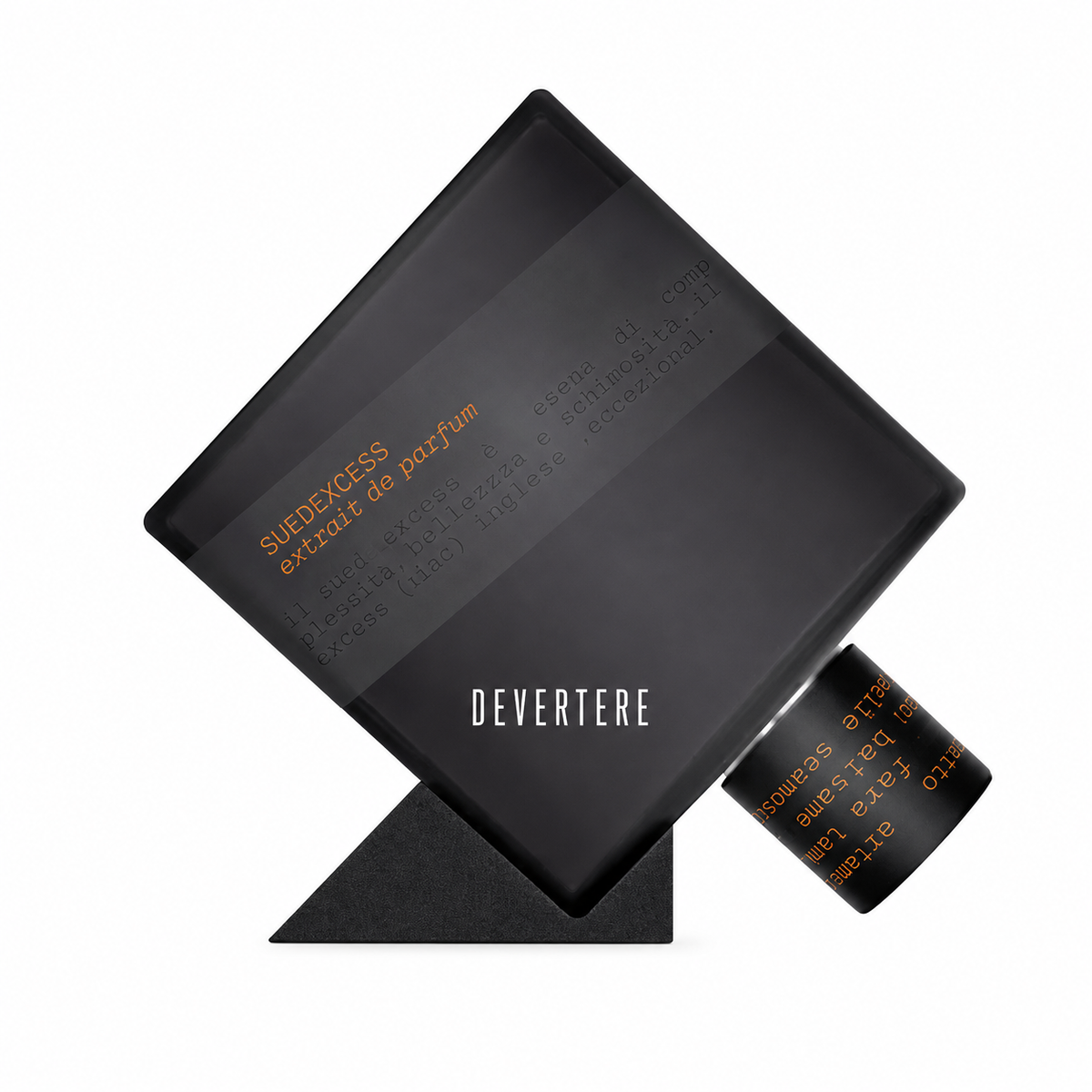 Suedexcess de Devertere, extrait de parfum 75 ml, flacon de face sur fond blanc.