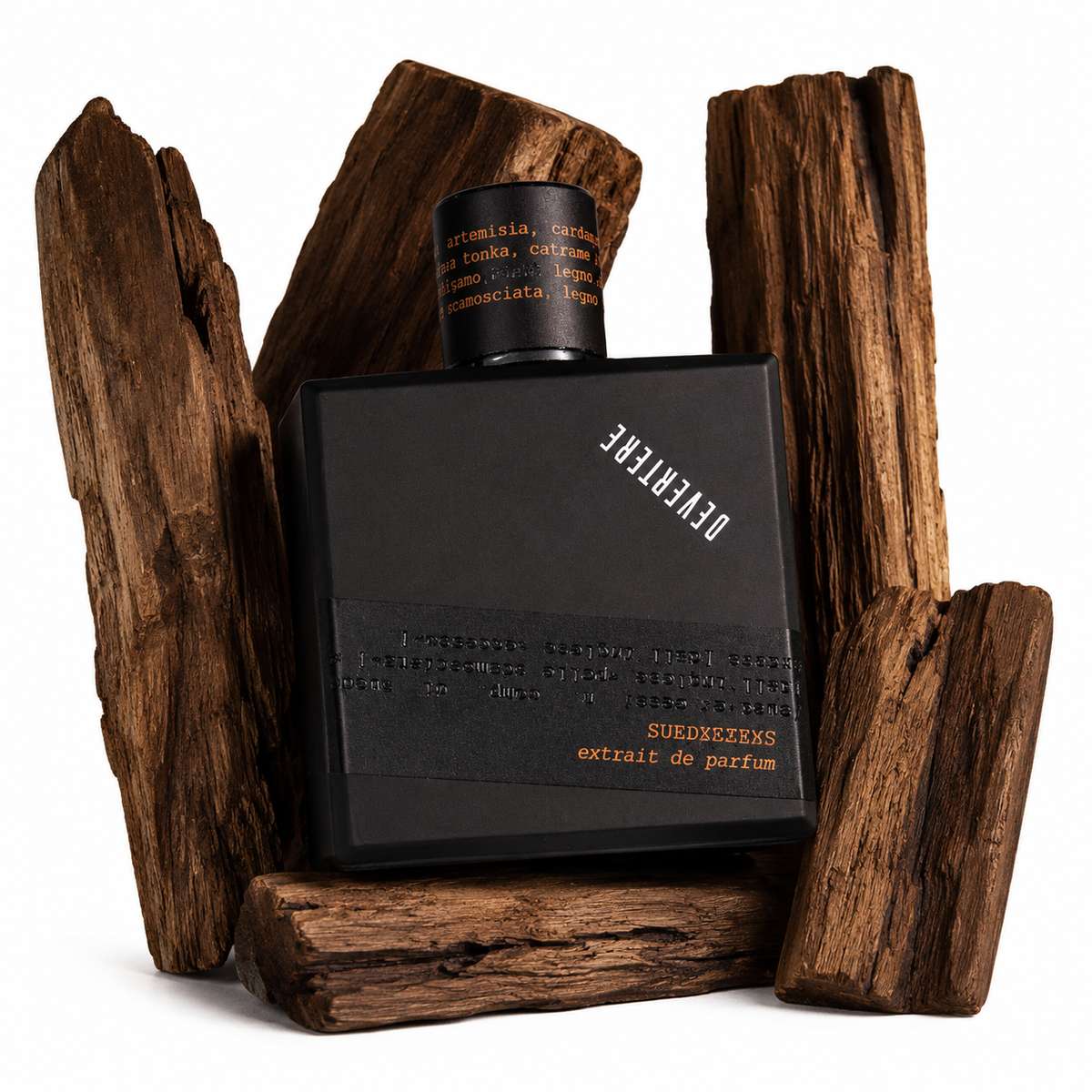 Suedexcess de Devertere, extrait de parfum 75 ml, flacon en mise en scène entouré de bois précieux.