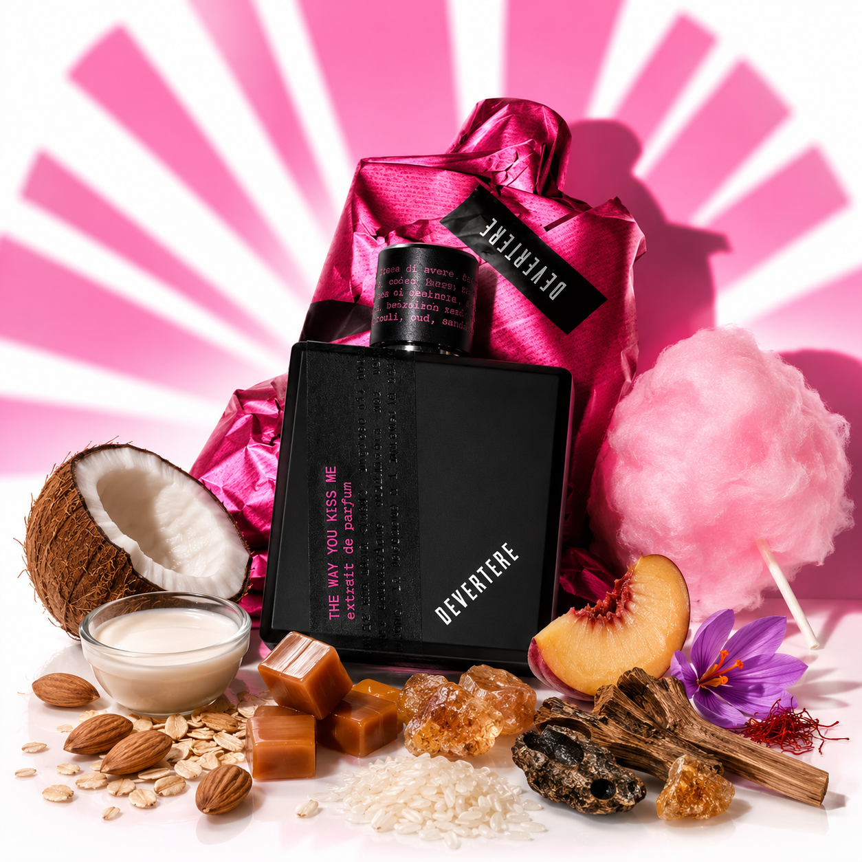 The Way You Kiss Me de Devertere, extrait de parfum 75 ml, flacon en mise en scène avec lait d'amande, pêche et caramel.