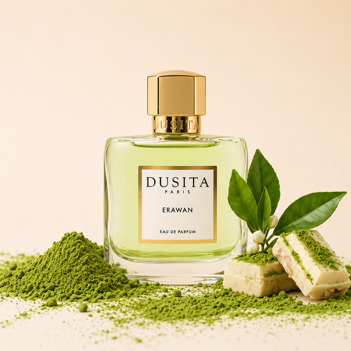 Dusita Paris Erawan entouré de thé matcha, feuilles de thé vert et pâtisserie à la pistache