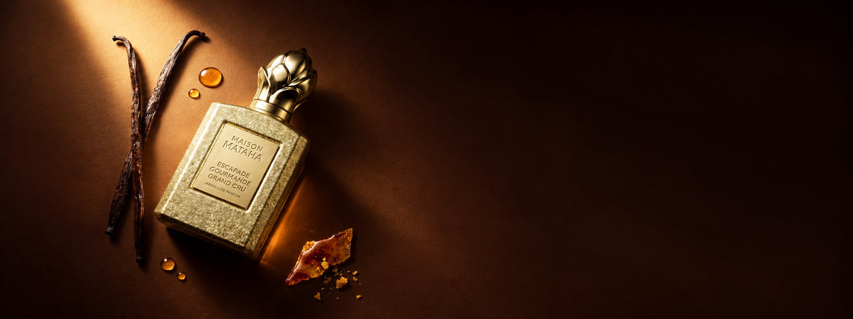 Escapade Gourmande Grand Cru de Maison Mataha, absolu de parfum, mise en scène du flacon doré.