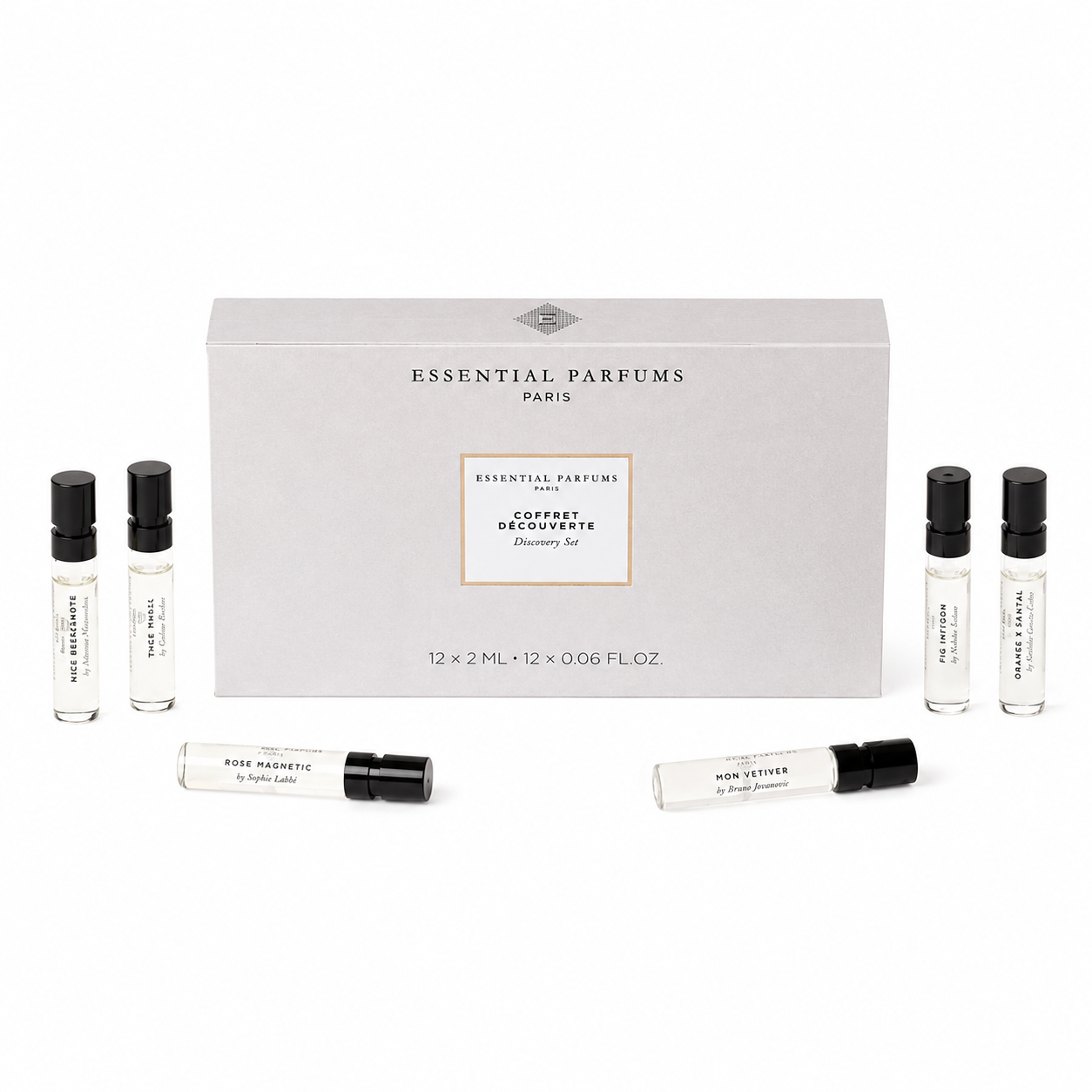Coffret Découverte Essential Parfums 12 × 2 ml accompagné de plusieurs échantillons spray de la collection sur fond blanc.