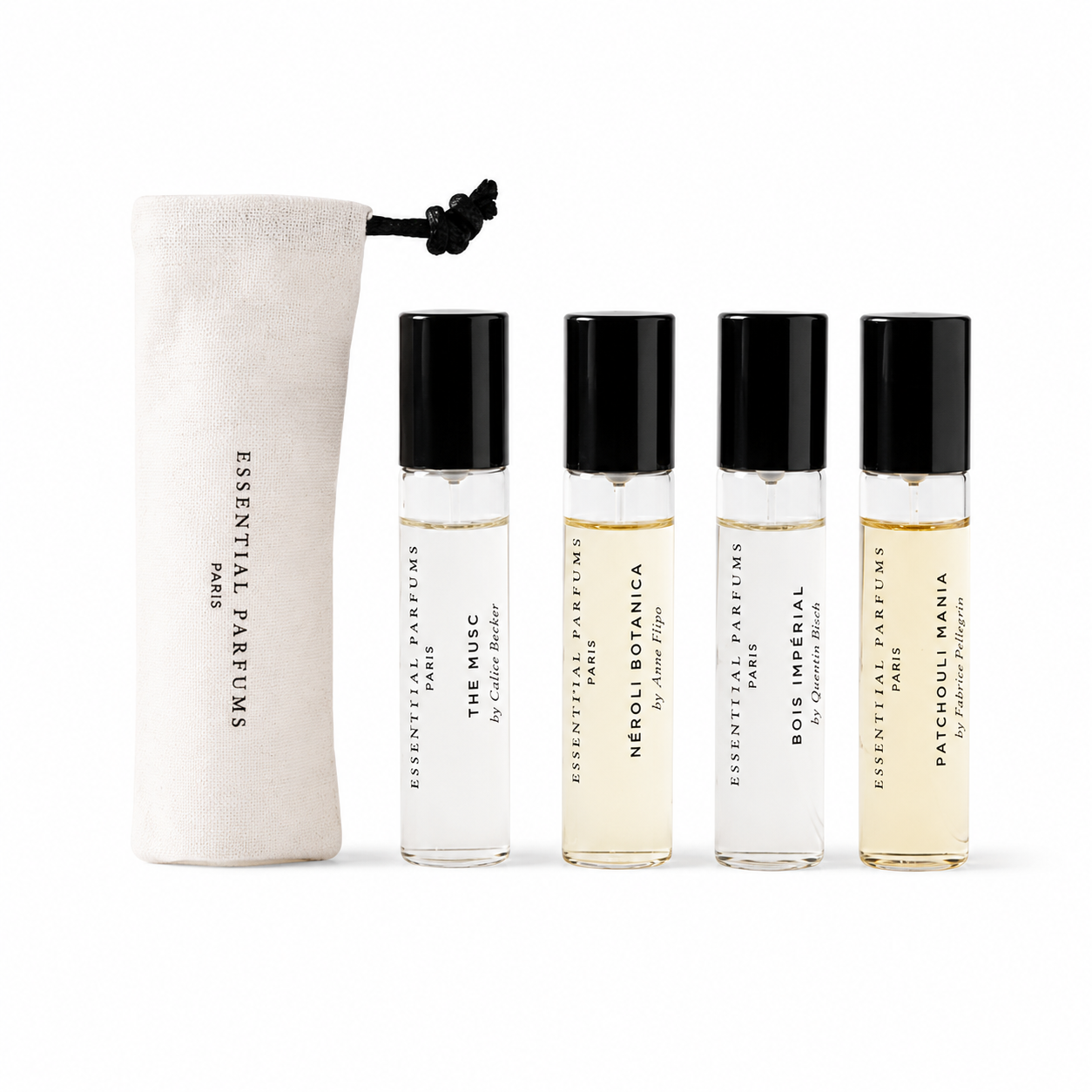 Trousse de voyage Essential Parfums accompagnée de quatre parfums de niche au format 10 ml sur fond blanc.