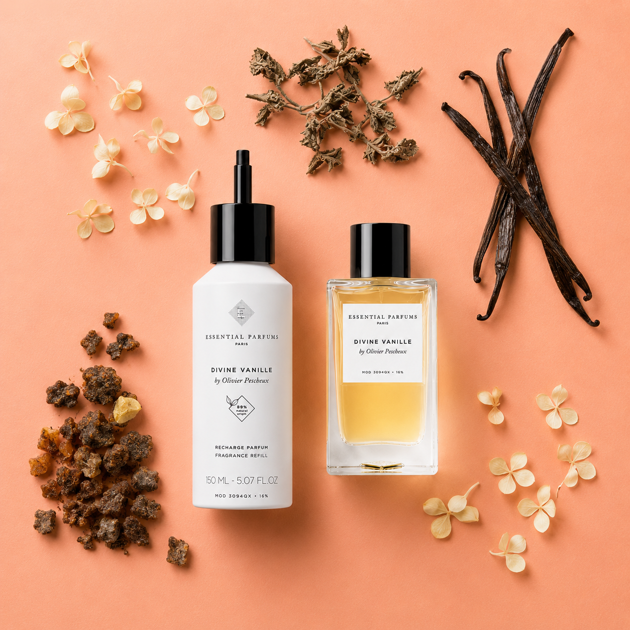 Recharge parfum Divine Vanille 150 ml et flacon Divine Vanille 100 ml Essential Parfums entourés de gousses de vanille, fleurs blanches et résine sur fond pêche.