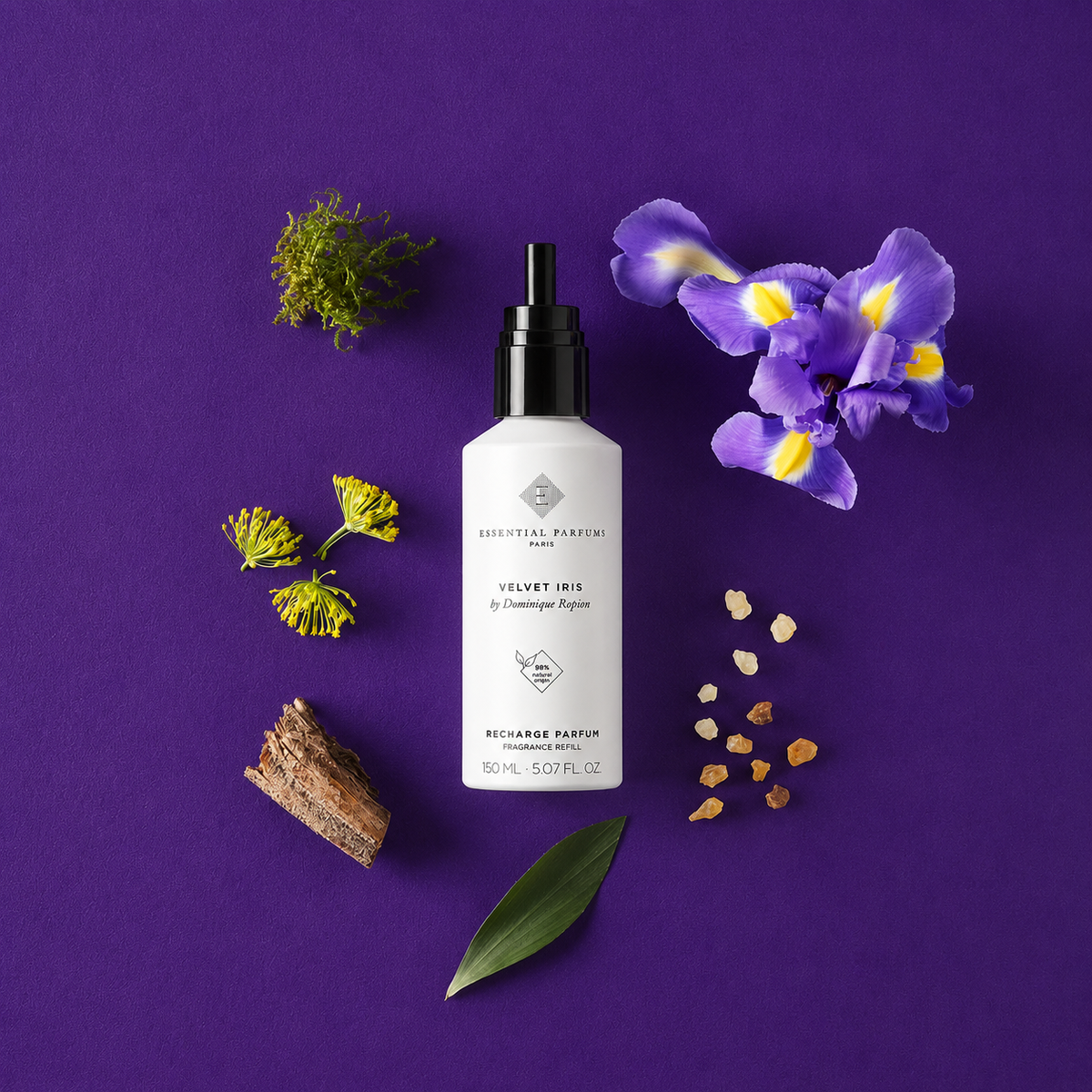 Recharge parfum Velvet Iris 150 ml Essential Parfums entourée d'une fleur d'iris et de notes naturelles sur fond violet.