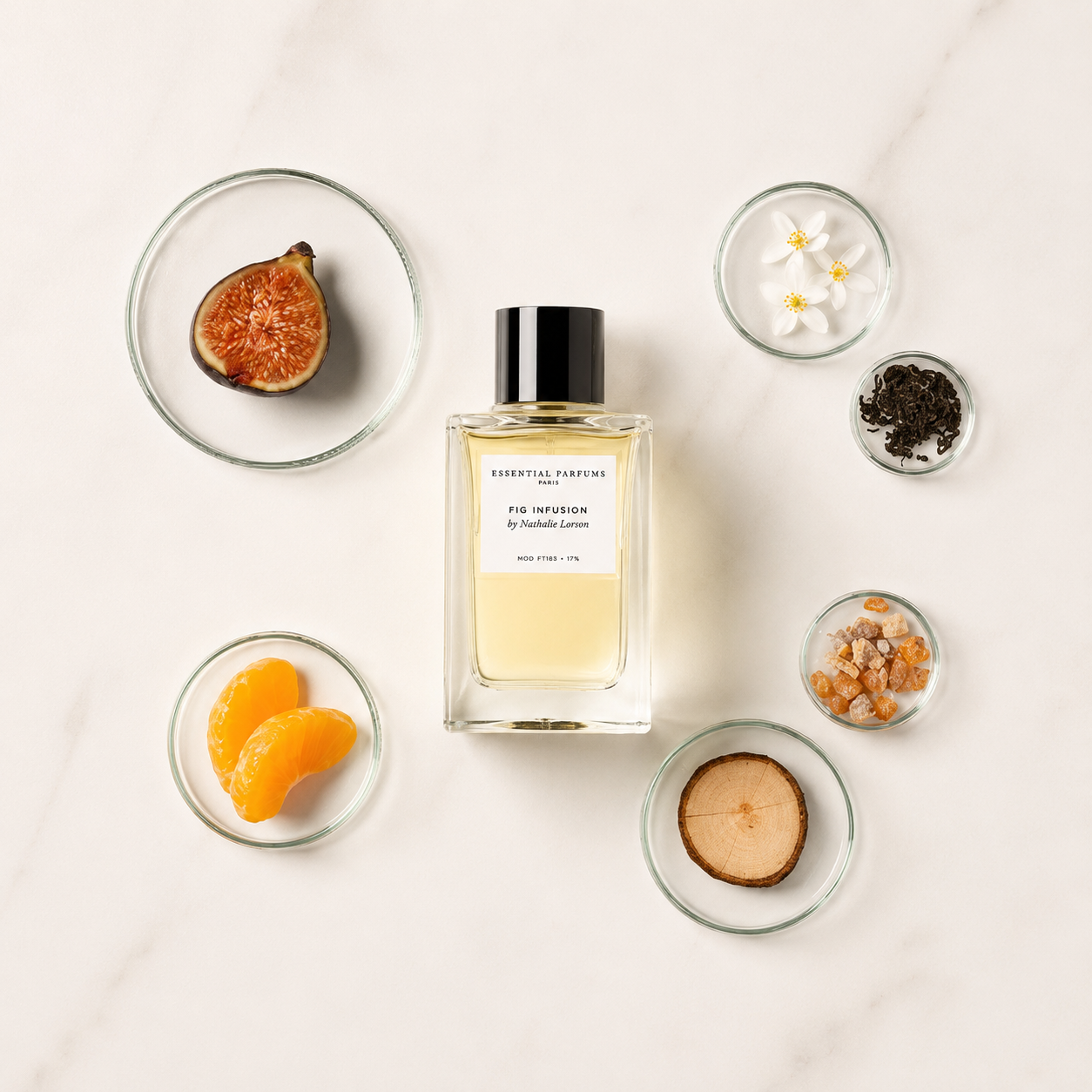 Fig Infusion d'Essential Parfums, eau de parfum 100 ml entourée de figue, clémentine, fleur d'oranger, thé noir, benjoin et bois de santal sur fond clair.