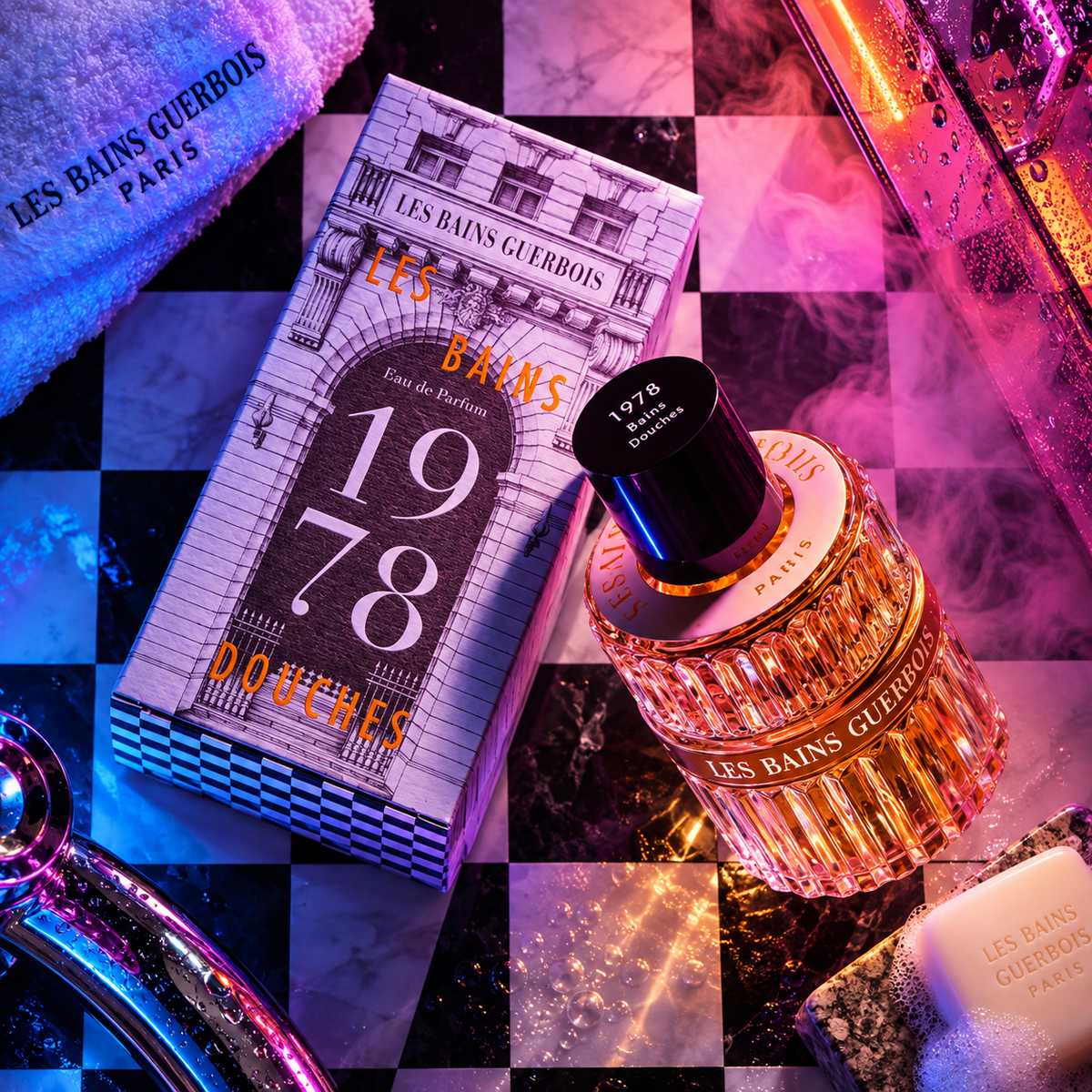 1978 Les Bains Douches de Les Bains Guerbois, eau de parfum 100 ml, flacon et étui sur un damier éclairé de néons roses et bleus.