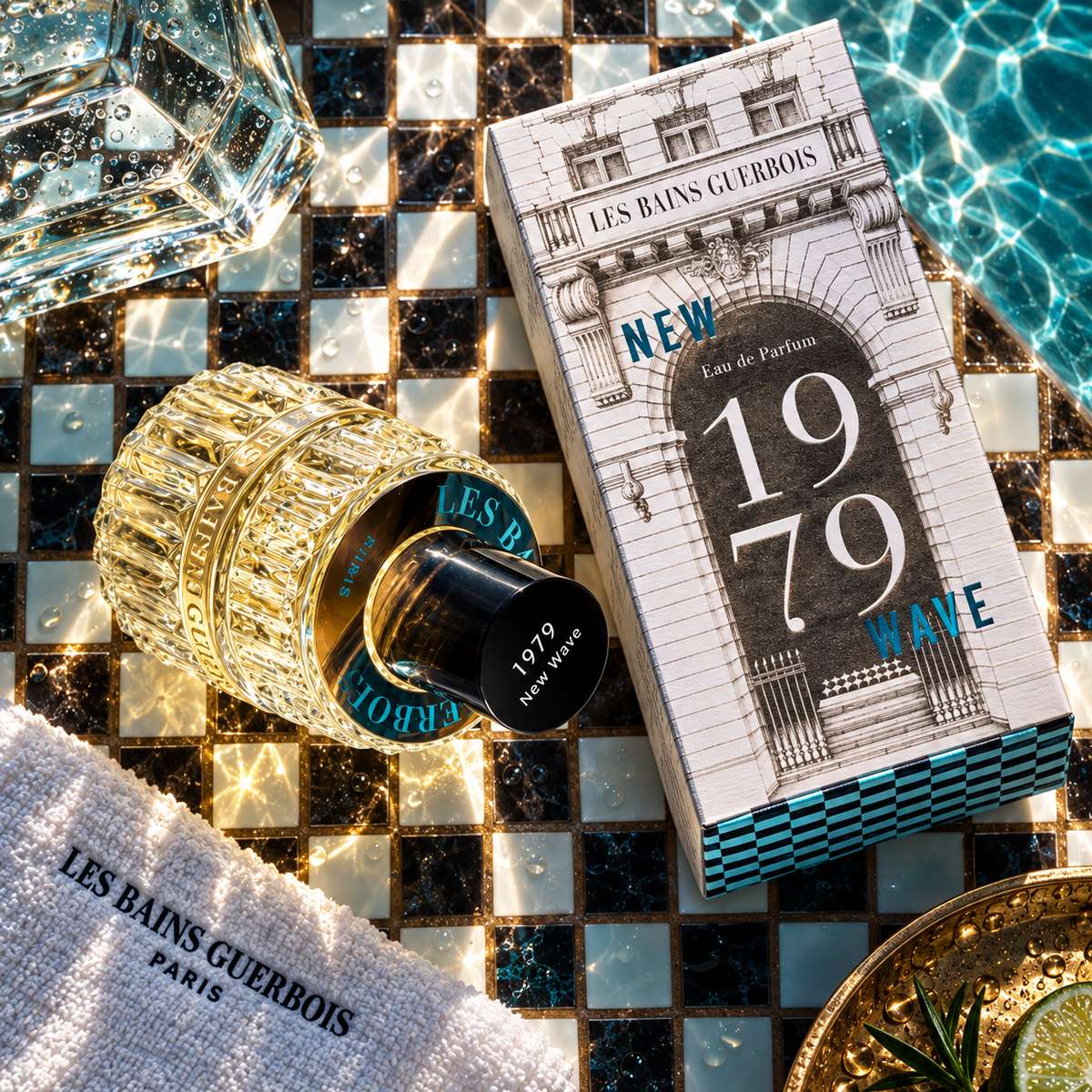 1979 New Wave de Les Bains Guerbois, eau de parfum 100 ml, flacon et étui sur une mosaïque noir et or au bord d'une piscine.
