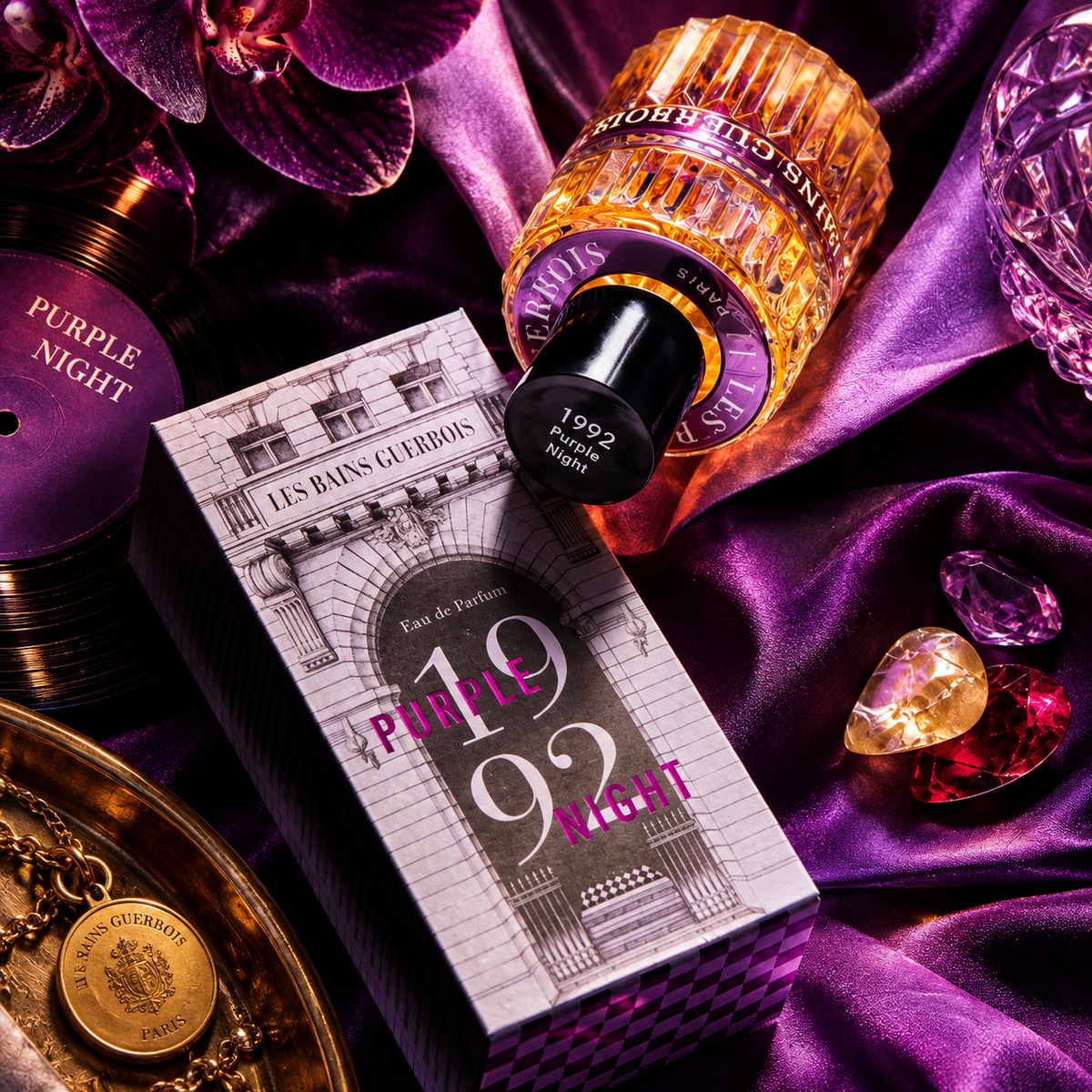 1992 Purple Night de Les Bains Guerbois, eau de parfum 100 ml, flacon et étui sur une soie violette, entre orchidées et disque vinyle.