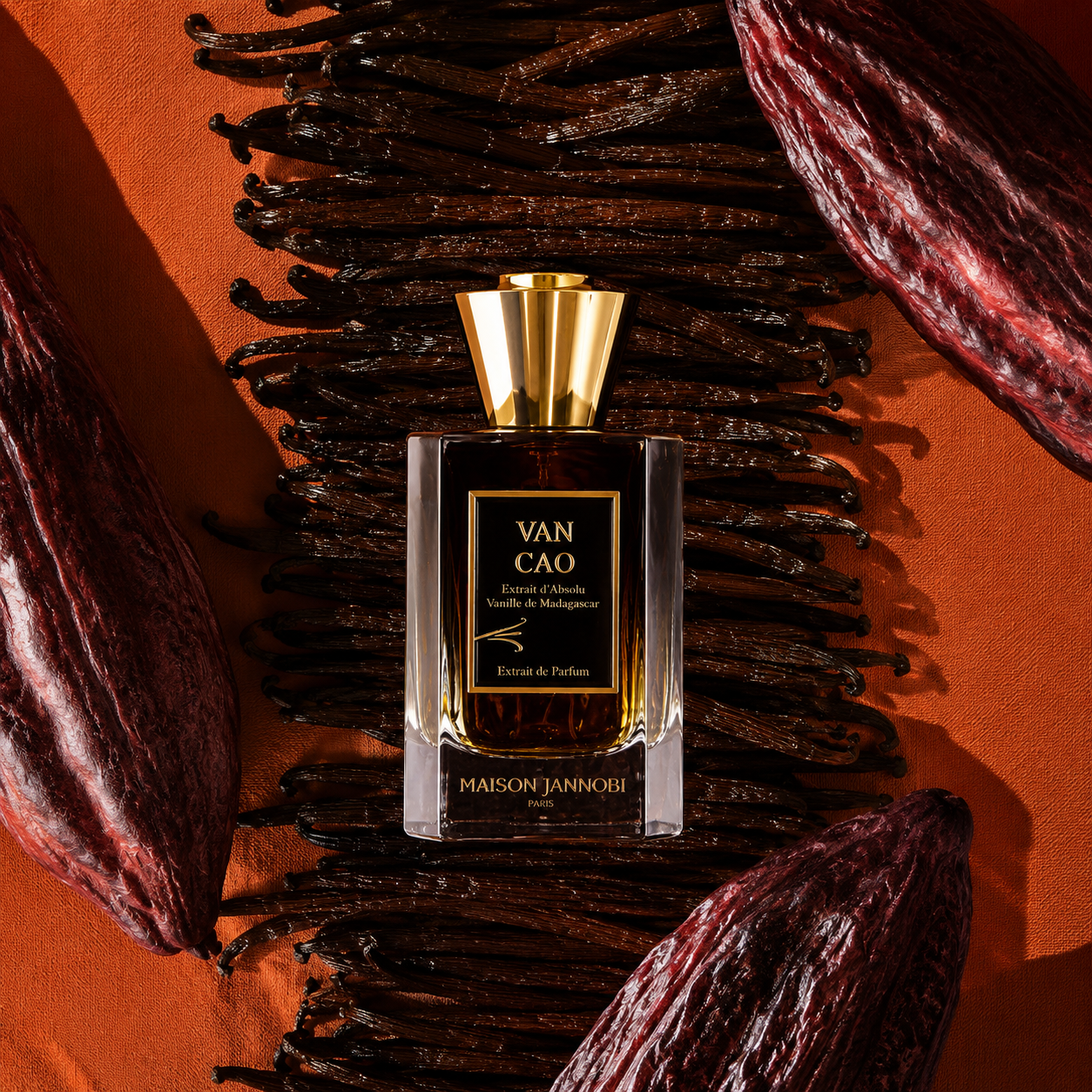 Van Cao de Maison Jannobi, extrait de parfum 100 ml, mise en scène avec gousses de vanille et cabosses de cacao.