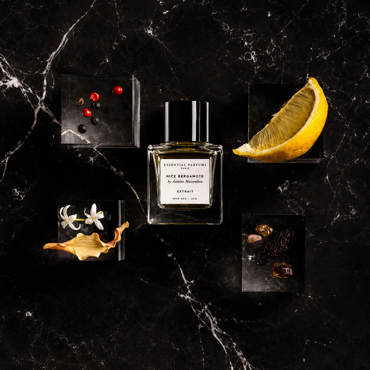 Nice Bergamote Extrait d'Essential Parfums, extrait de parfum 30 ml entouré de bergamote, baies roses, jasmin, fève tonka et bois de cèdre sur fond noir.