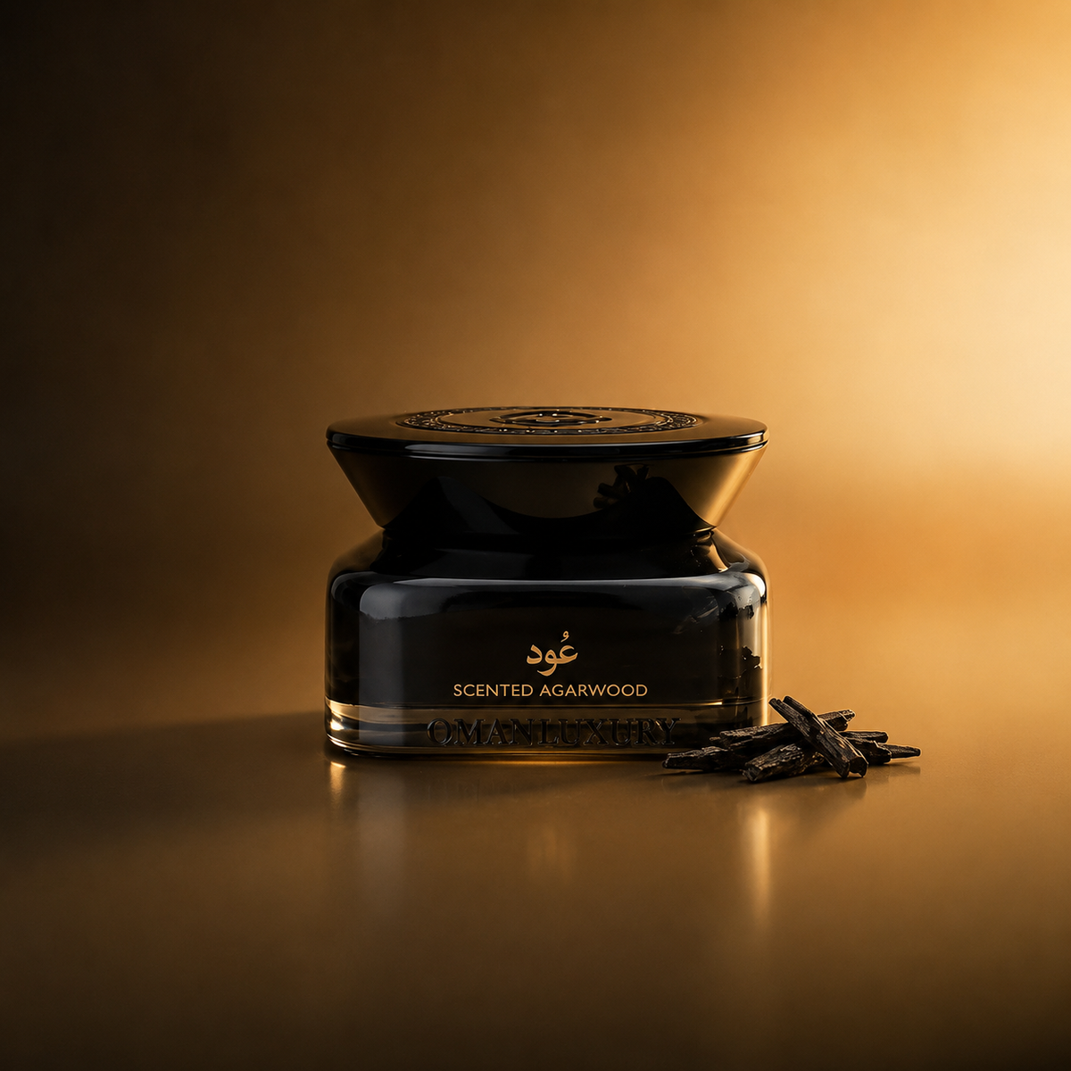 Oud Scented Agarwood by Oman Luxury boîte d'encens avec bois d'agar fumé sur fond chaleureux