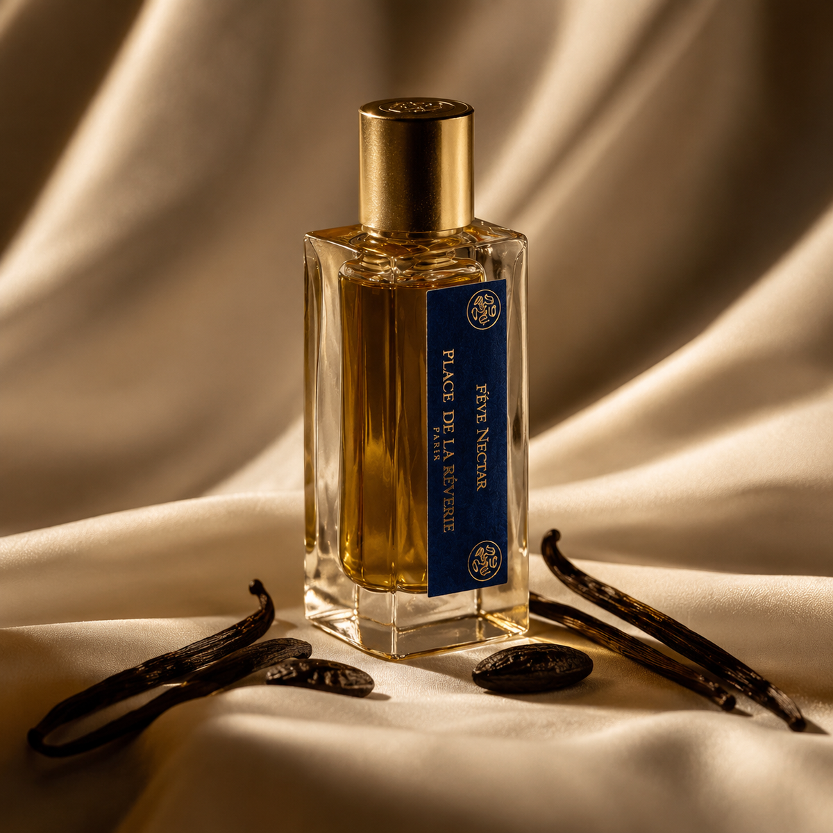 Fève Nectar de Place de la Rêverie, extrait de parfum 50 ml, mise en scène avec gousses de vanille et fèves de tonka.