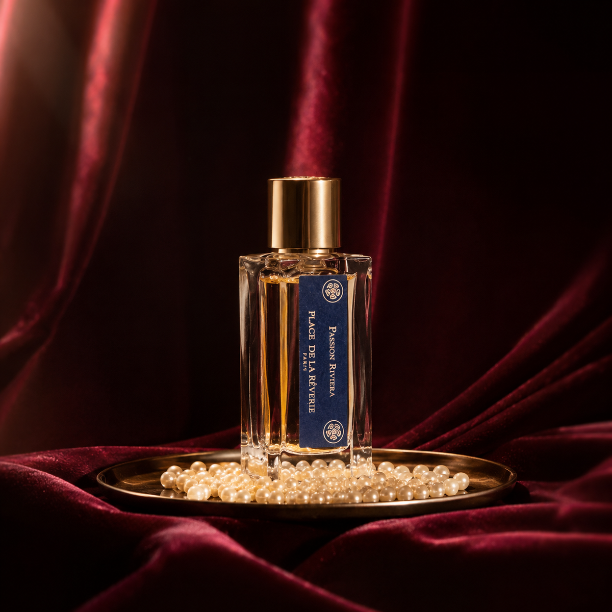 Passion Riviera de Place de la Rêverie, extrait de parfum 50 ml, mise en scène sur velours bordeaux avec perles nacrées.