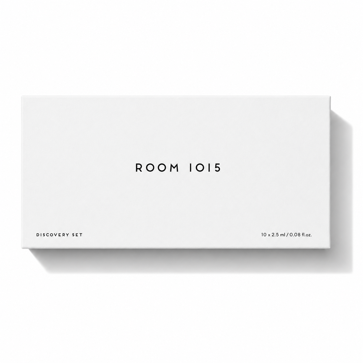 Coffret découverte Room 1015 fermé contenant 10 échantillons de parfum de 2,5 ml sur fond blanc.