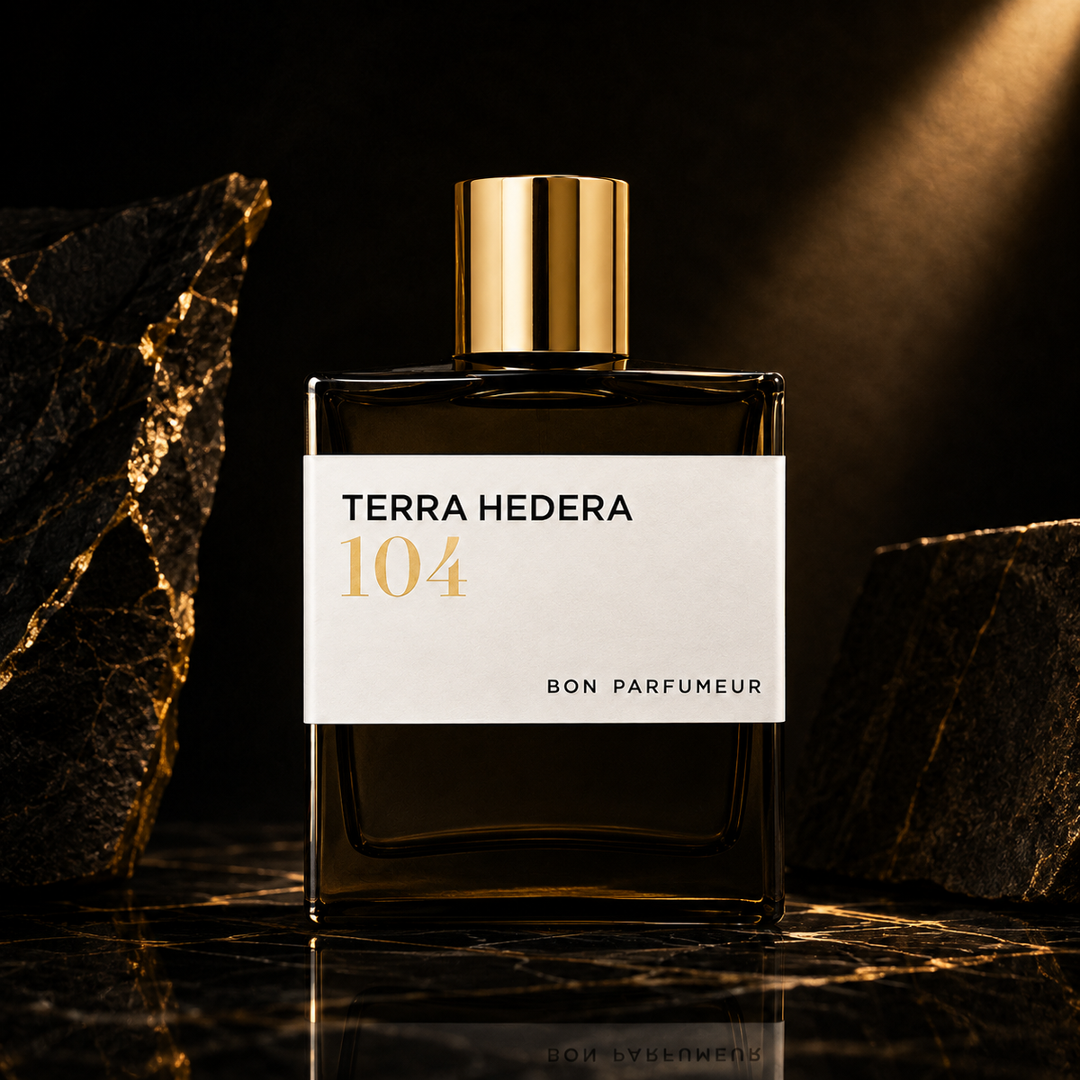 104 Terra Hedera de Bon Parfumeur, extrait de parfum 100 ml, flacon en mise en scène sur marbre sombre.