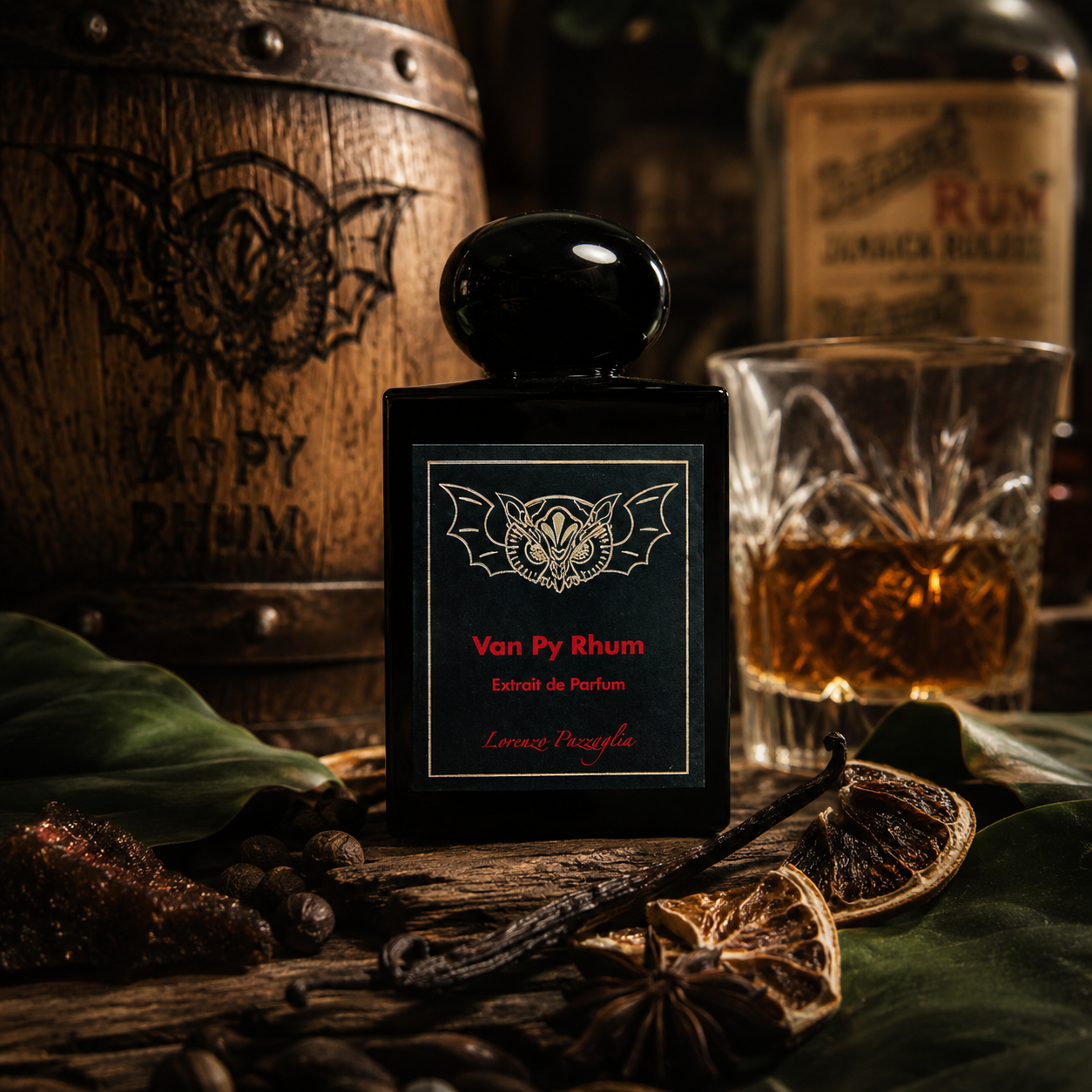 Van Py Rhum de Lorenzo Pazzaglia, extrait de parfum 50 ml, flacon en ambiance avec rhum, vanille, épices et agrumes séchés.