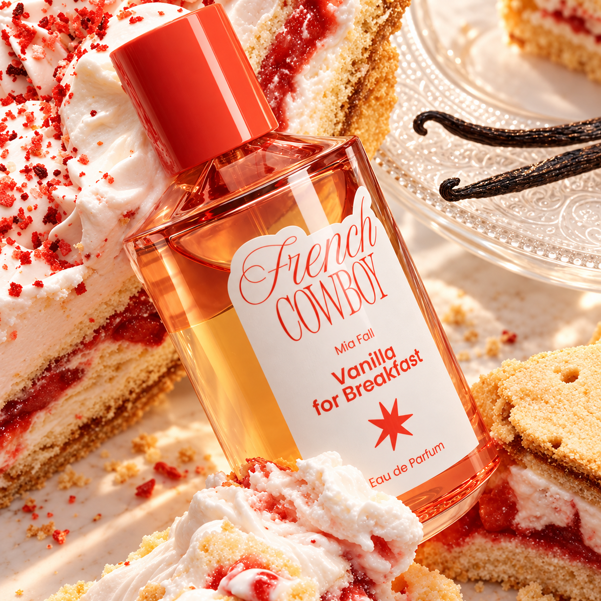 Vanilla for Breakfast de French Cowboy, eau de parfum 100 ml, mise en scène avec gâteau à la crème, fraises et gousses de vanille.