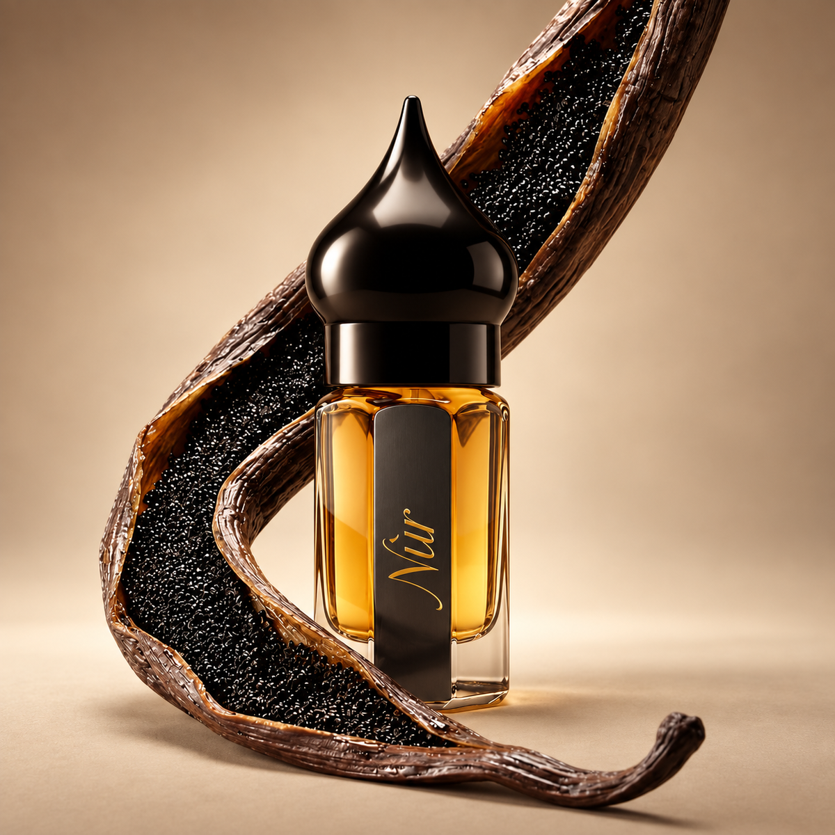 Vanille Rousse de NÛR, élixir de parfum 3 ml, mise en scène évoquant la vanille Planifolia Bourbon Gold et le caviar de vanille.