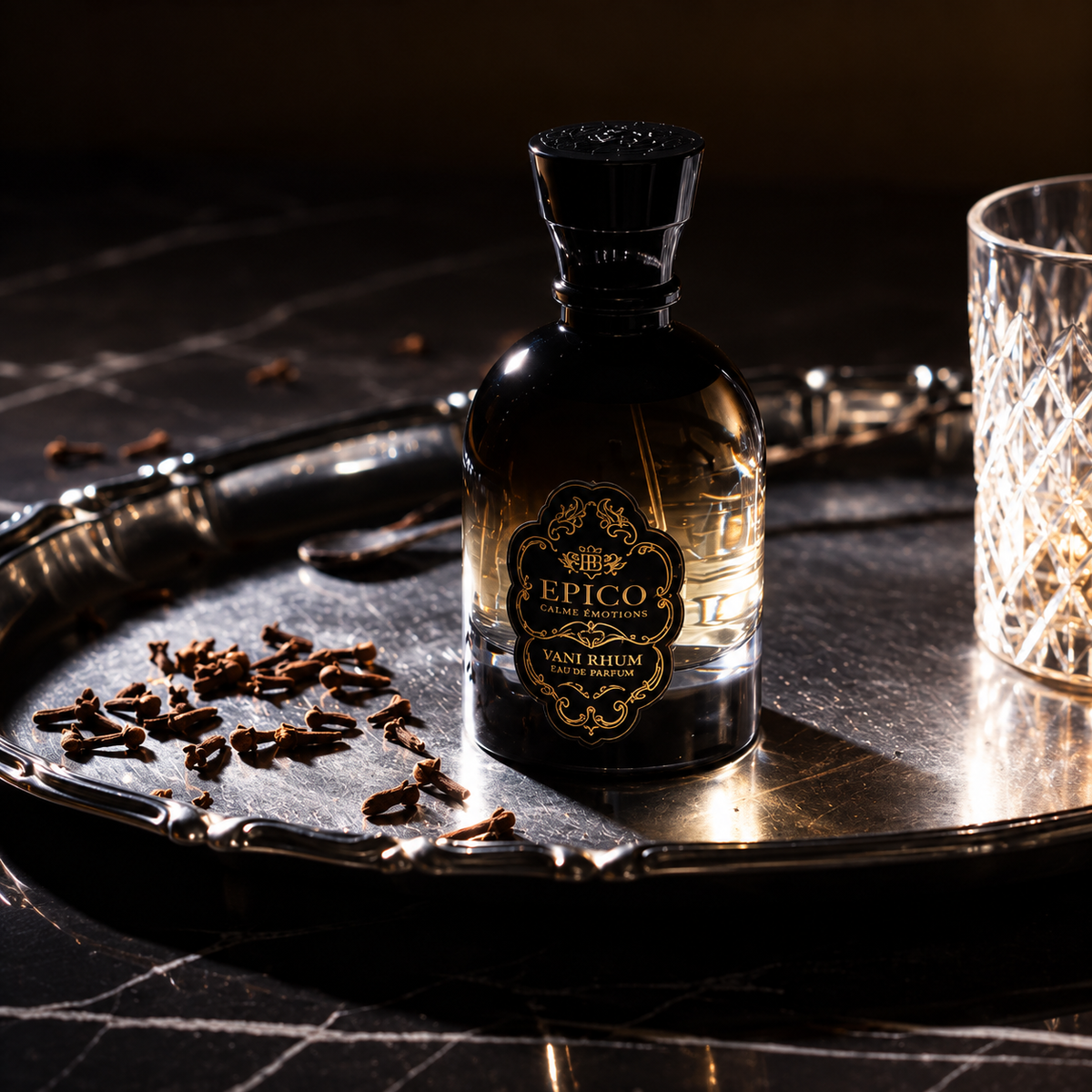 Vani' Rhum d'Epicò, eau de parfum 100 ml, flacon en mise en scène sur un plateau d'argent.
