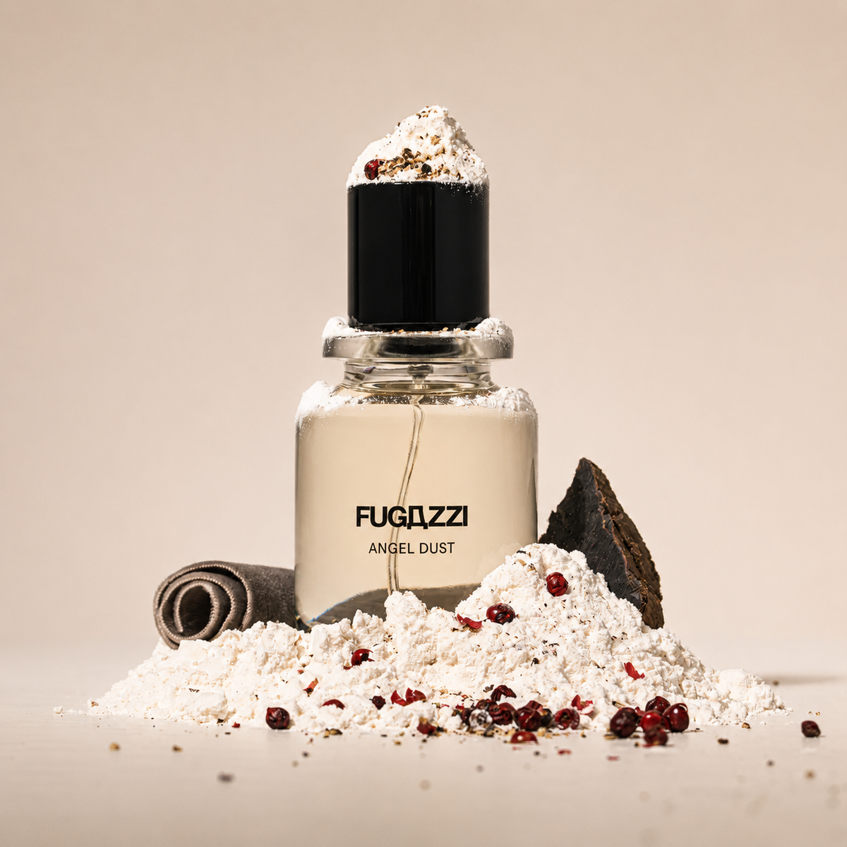 Angel Dust de Fugazzi, extrait de parfum, mise en scène du flacon émergeant d'une poudre blanche parsemée de baies roses.