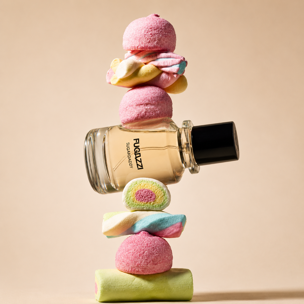 Sugar Daddy de Fugazzi, extrait de parfum, mise en scène du flacon en équilibre sur une pile de guimauves colorées.