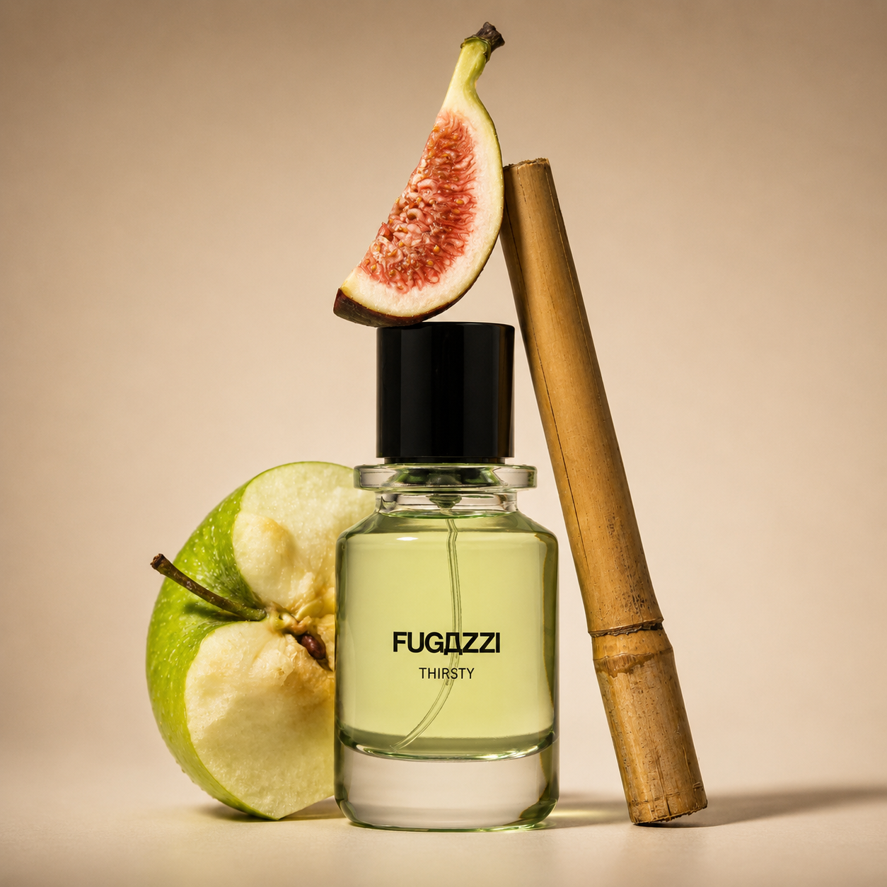 Thirsty de Fugazzi, extrait de parfum, mise en scène du flacon entre une pomme verte, une figue et une canne de bambou.