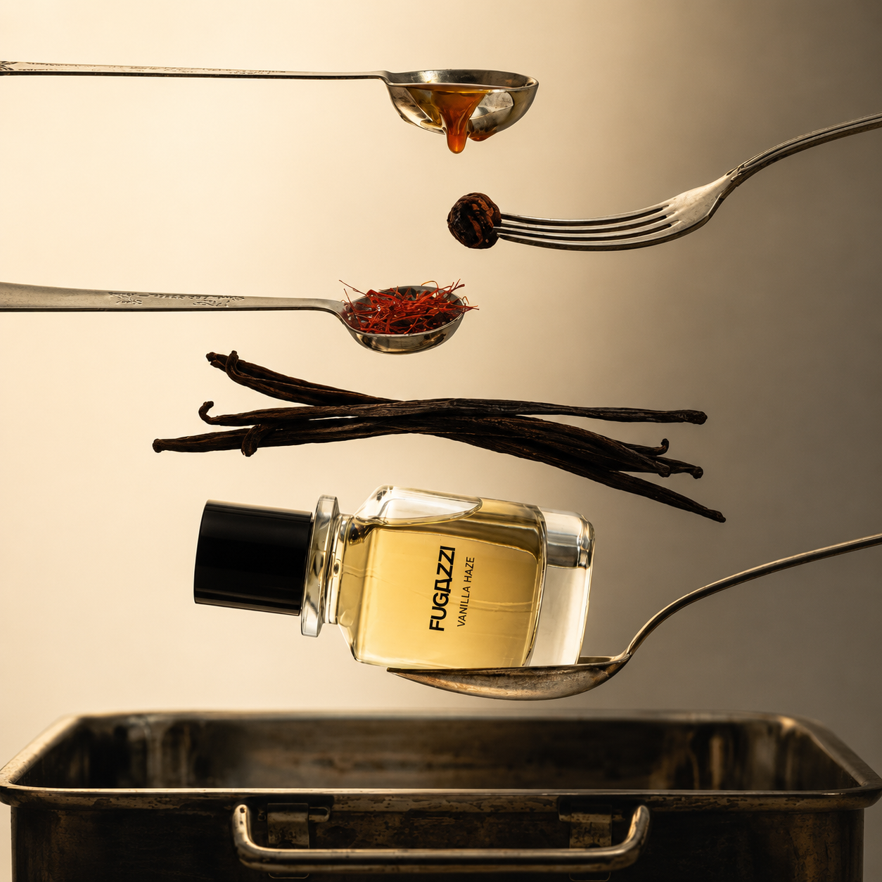 Vanilla Haze de Fugazzi, extrait de parfum, mise en scène du flacon en lévitation sur une cuillère, parmi des gousses de vanille, du safran et du miel.