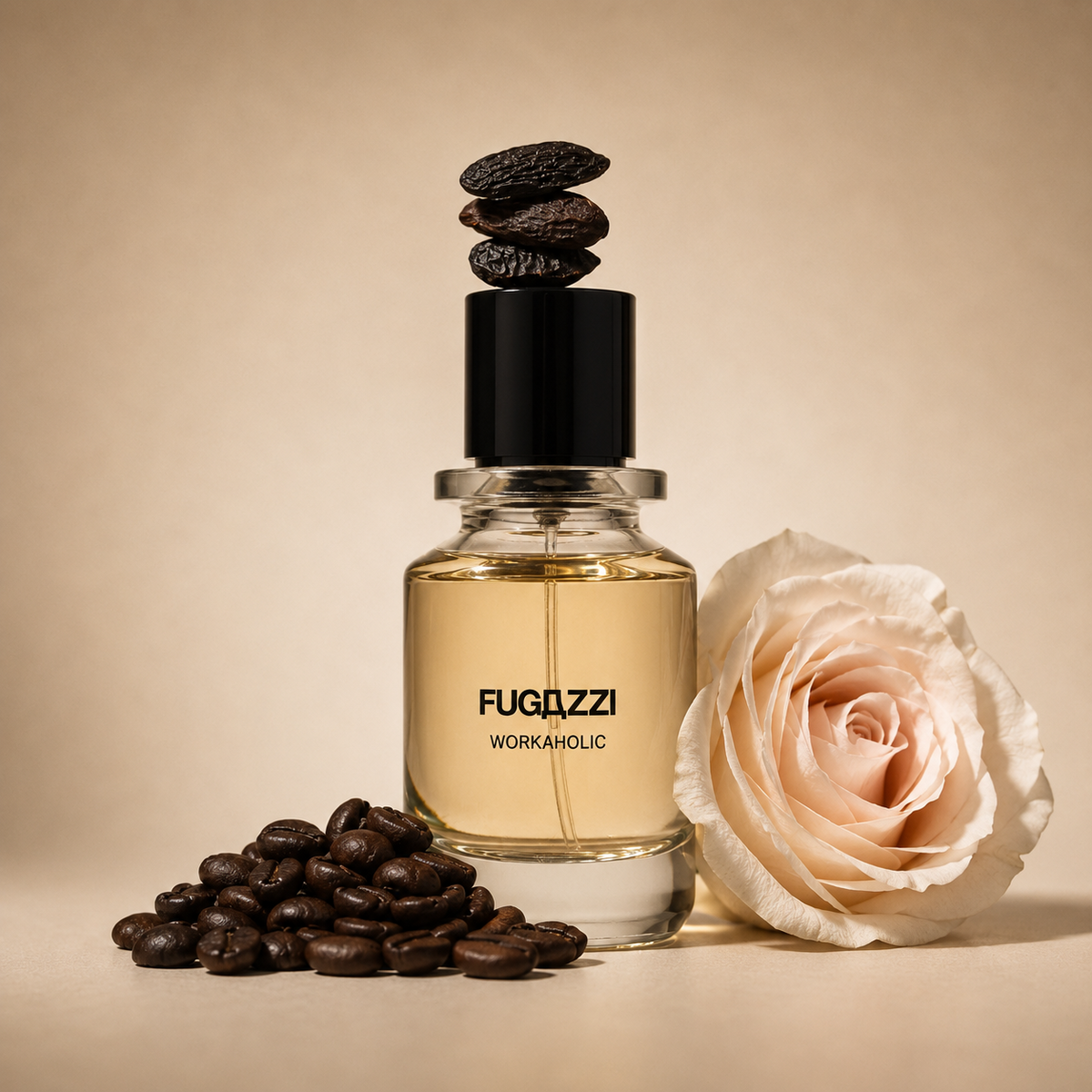 Workaholic de Fugazzi, extrait de parfum, mise en scène du flacon parmi des grains de café, des fèves tonka et une rose.