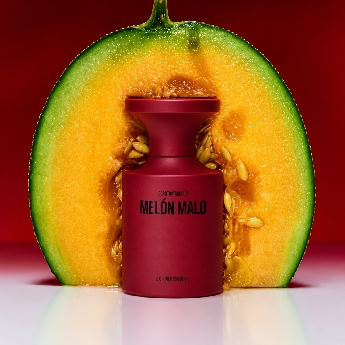 Melón Malo de Born to Stand Out, extrait extrême, mise en scène du flacon avec du melon.