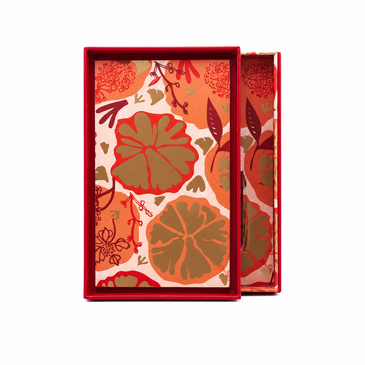 Coffret de Soma de Noème Paris ouvert, intérieur illustré de motifs floraux orange, rouges et dorés, sur fond blanc.