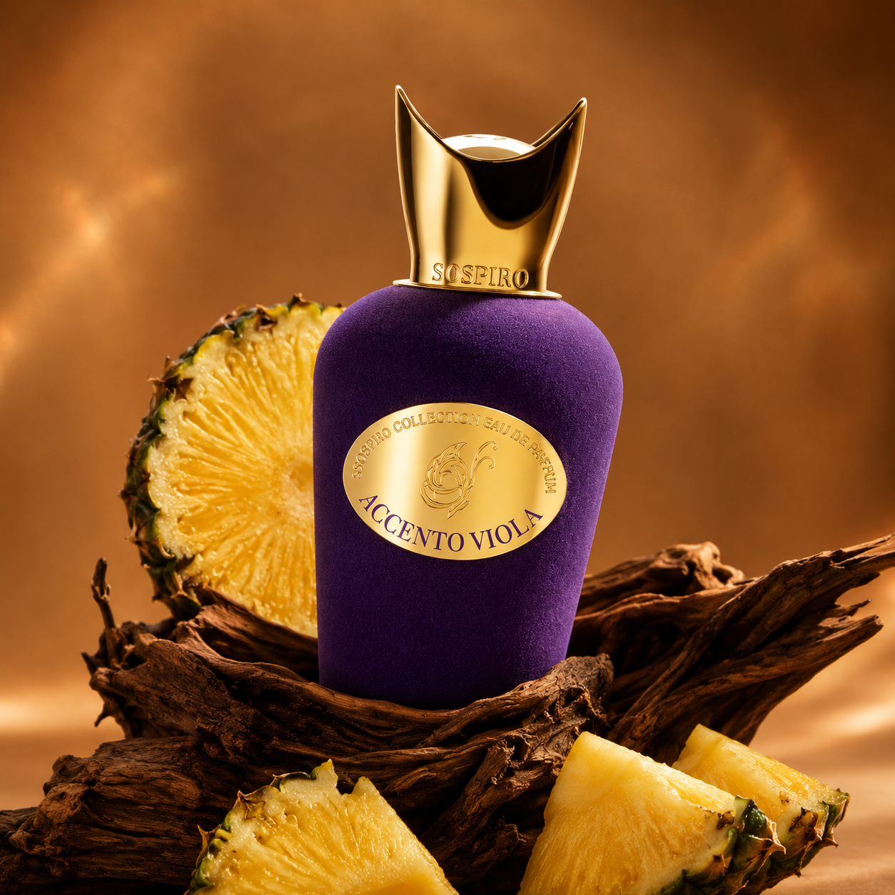 Accento Viola de Sospiro, eau de parfum 100 ml, flacon en mise en scène avec ananas et bois brut.