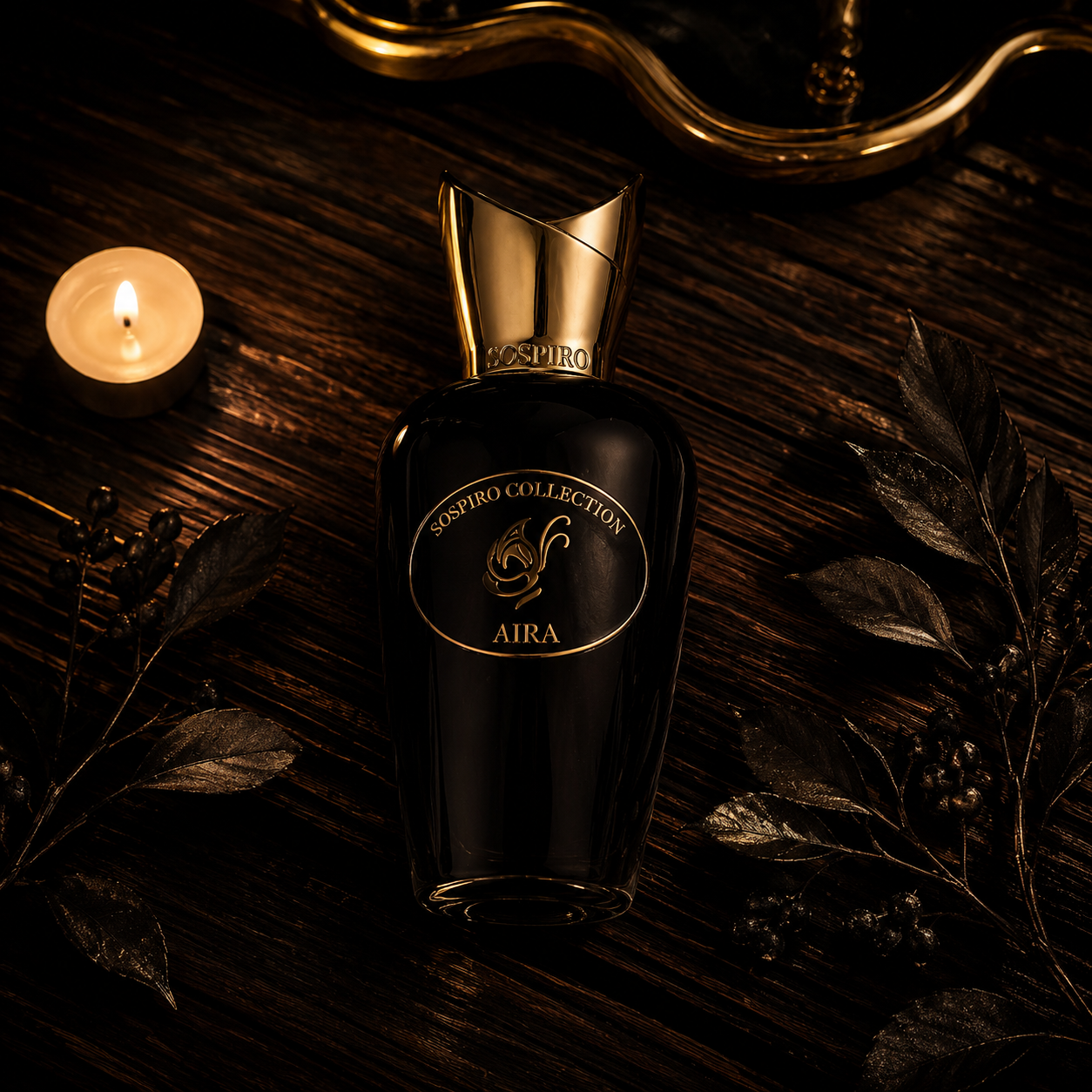 Aira de Sospiro, eau de parfum 75 ml, flacon en mise en scène sur un bois sombre à la lueur d'une bougie.