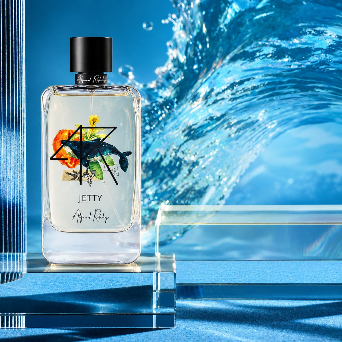 Jetty d'Alfred Ritchy, eau de parfum 100 ml, flacon posé sur un socle de verre devant une vague bleue.
