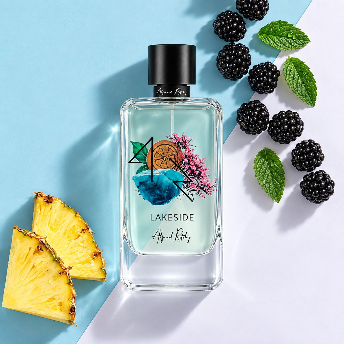 Lakeside d'Alfred Ritchy, eau de parfum 100 ml, flacon entouré de tranches d'ananas, de mûres et de feuilles de menthe.